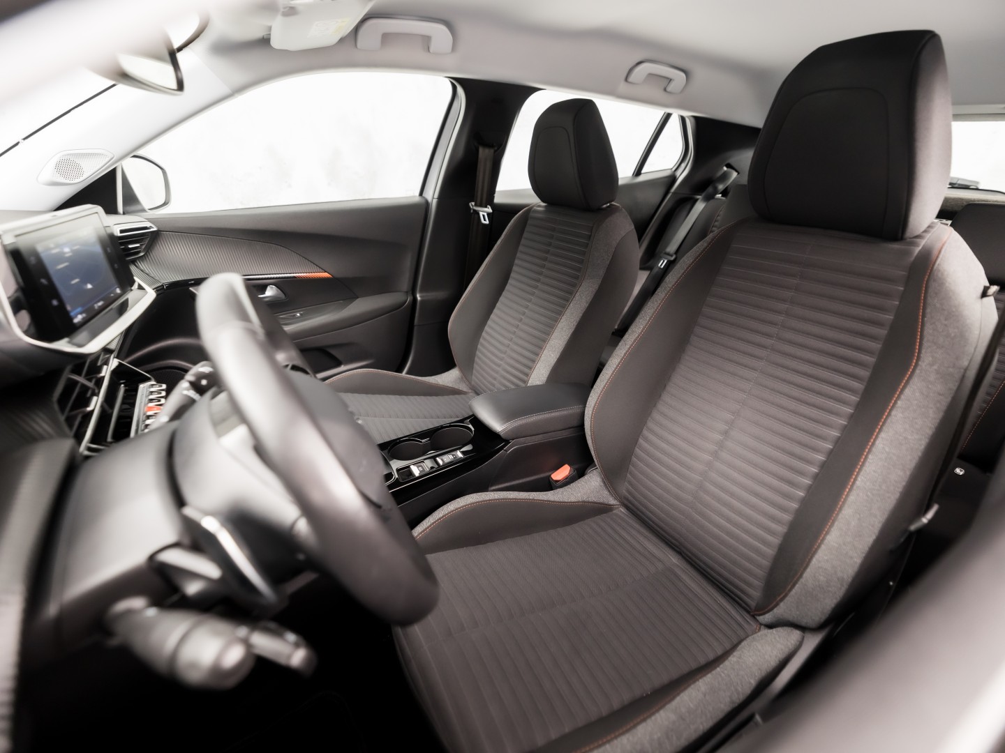 Peugeot 2008 1.2 PureTech Sport 131Pk Automaat (APPLE CARPLAY, GROOT NAVI, LM VELGEN, SPORTSTOELEN, PARKEERSENSOREN, LANE ASSIST, NIEUWSTAAT)