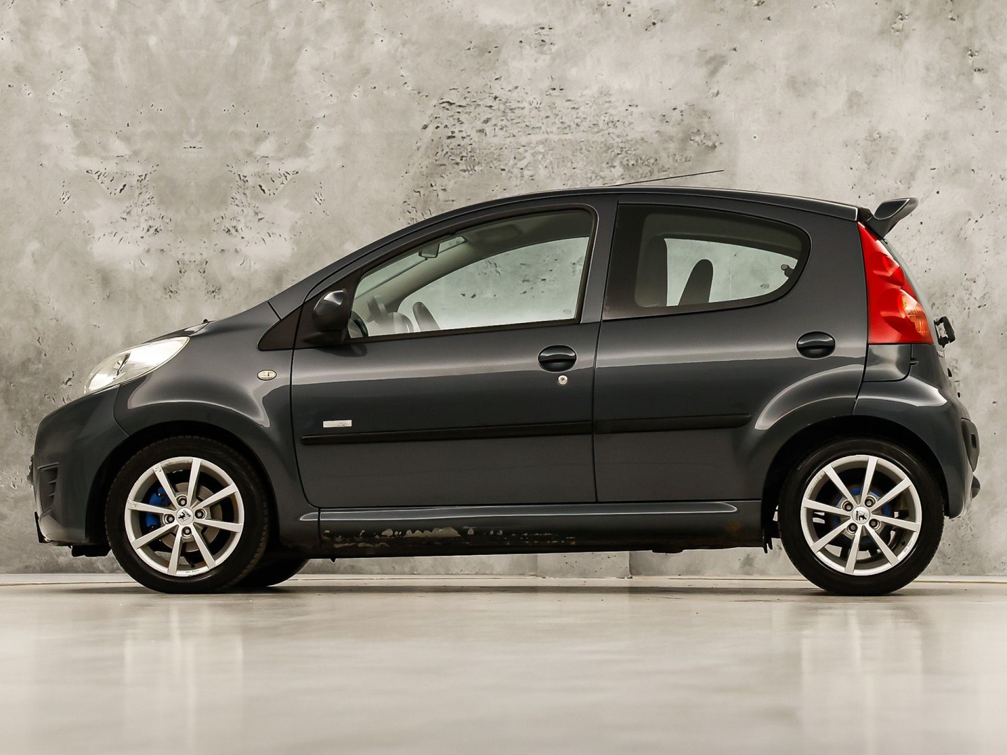 Peugeot 107 1.0-12V Sport (AIRCO, TOERENTELLER, ELEK RAMEN, SPORTSTOELEN, LM VELGEN, SPOILER, NIEUWE APK, NIEUWSTAAT)