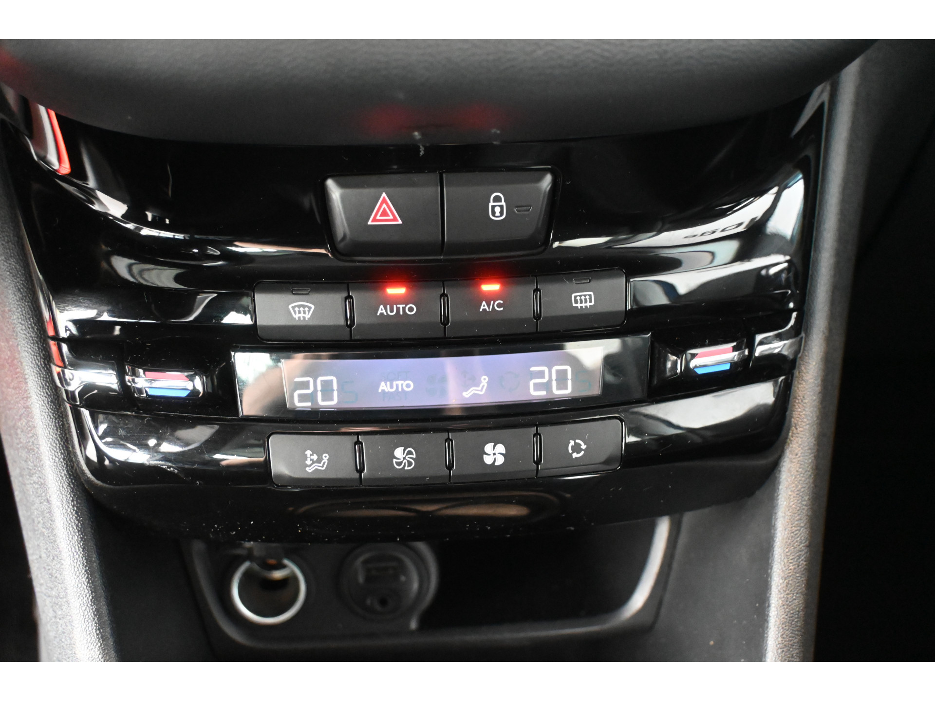 Peugeot 208 1.6 e-HDi Active Clima Cruise control Trekhaak Navigatie Lichtmetaal 100% Onderhouden Inruil Mogelijk!
