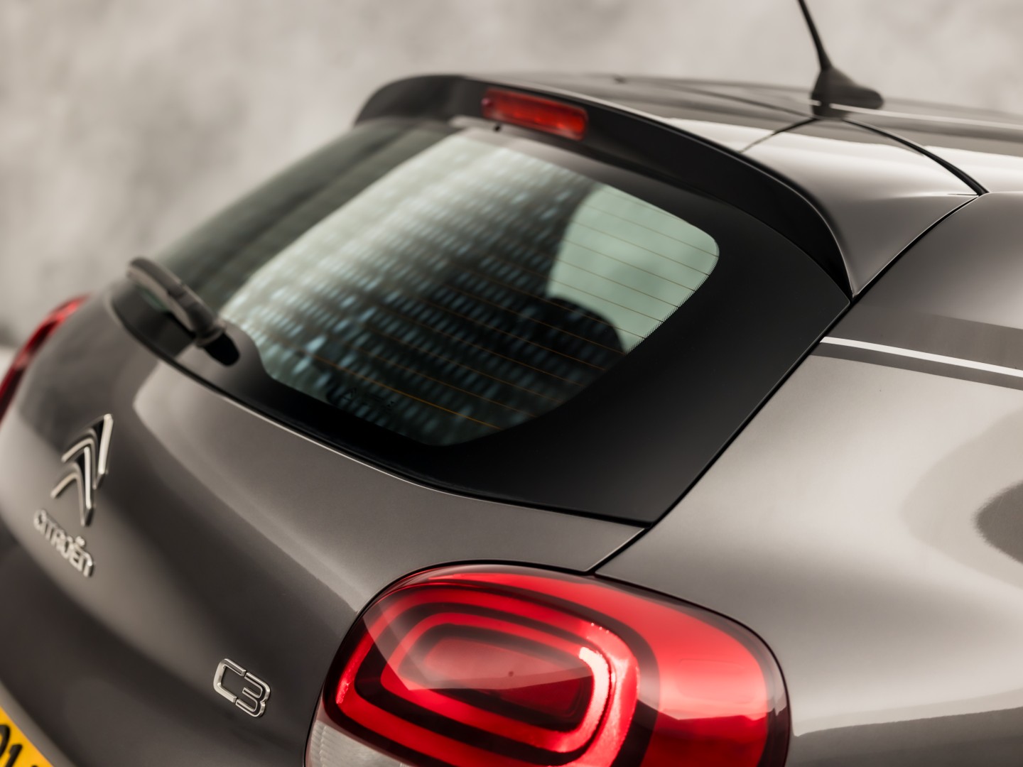 Citroën C3 1.2 PureTech S&S Sport Automaat (APPLE CARPLAY, GROOT NAVI, CAMERA, SPORTSTOELEN, PARKEERSENSOREN, LM VELGEN, CRUISE, NIEUWSTAAT)