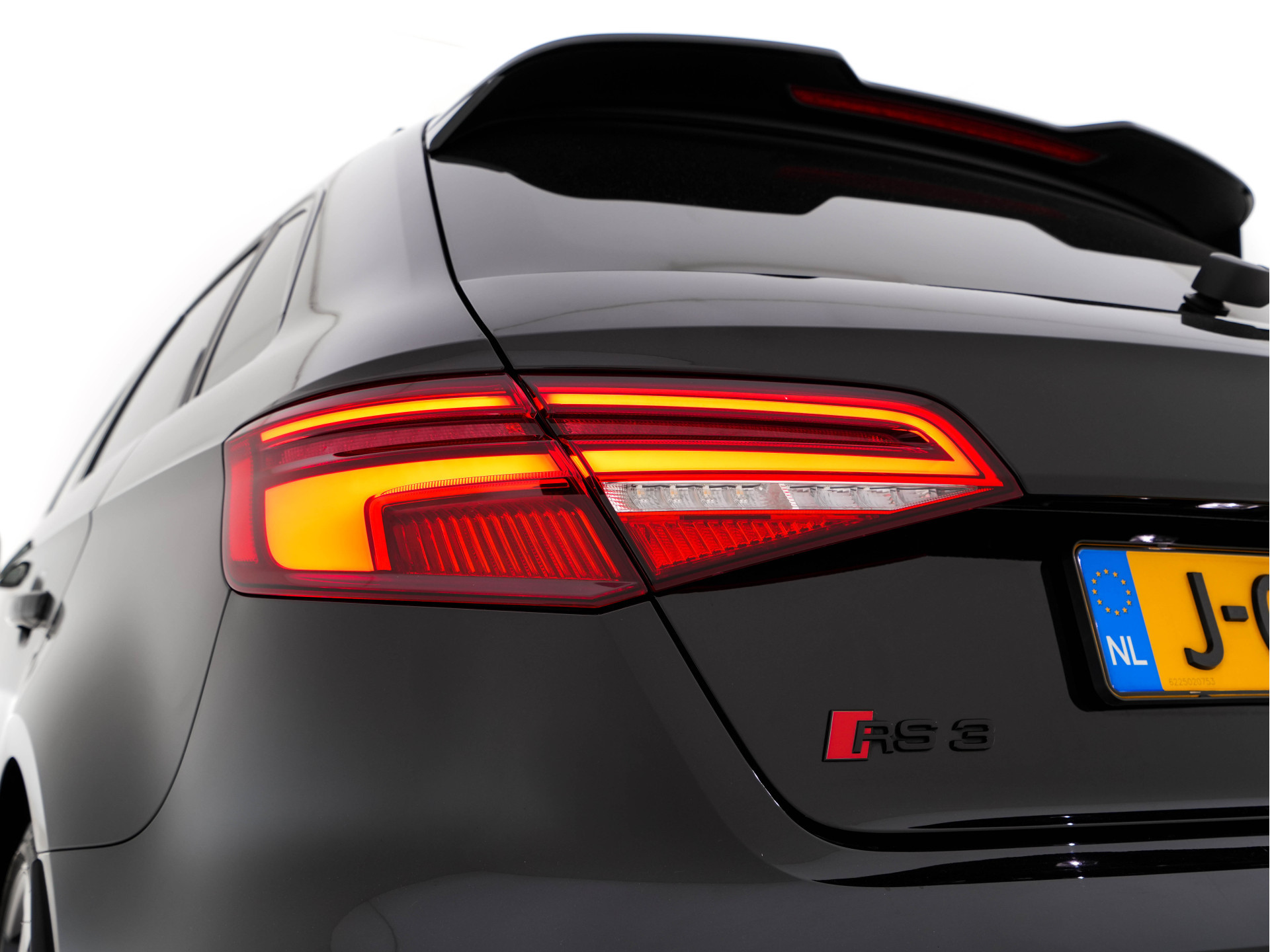 Audi RS3 2.5 TFSI quattro Aut. *RS-SEATS | PANO | NAPPA-FULL-LEATHER | DIGI-COCKPIT | BANG&OLUFSEN | APPLE-CARPLAY | ADAPTIVE-CRUISE | BLIND-SPOT | CAMERA | KEYLESS | NAVI-FULLMAP | DAB+ | MAGNETIC-RIDE | 19''ALU*