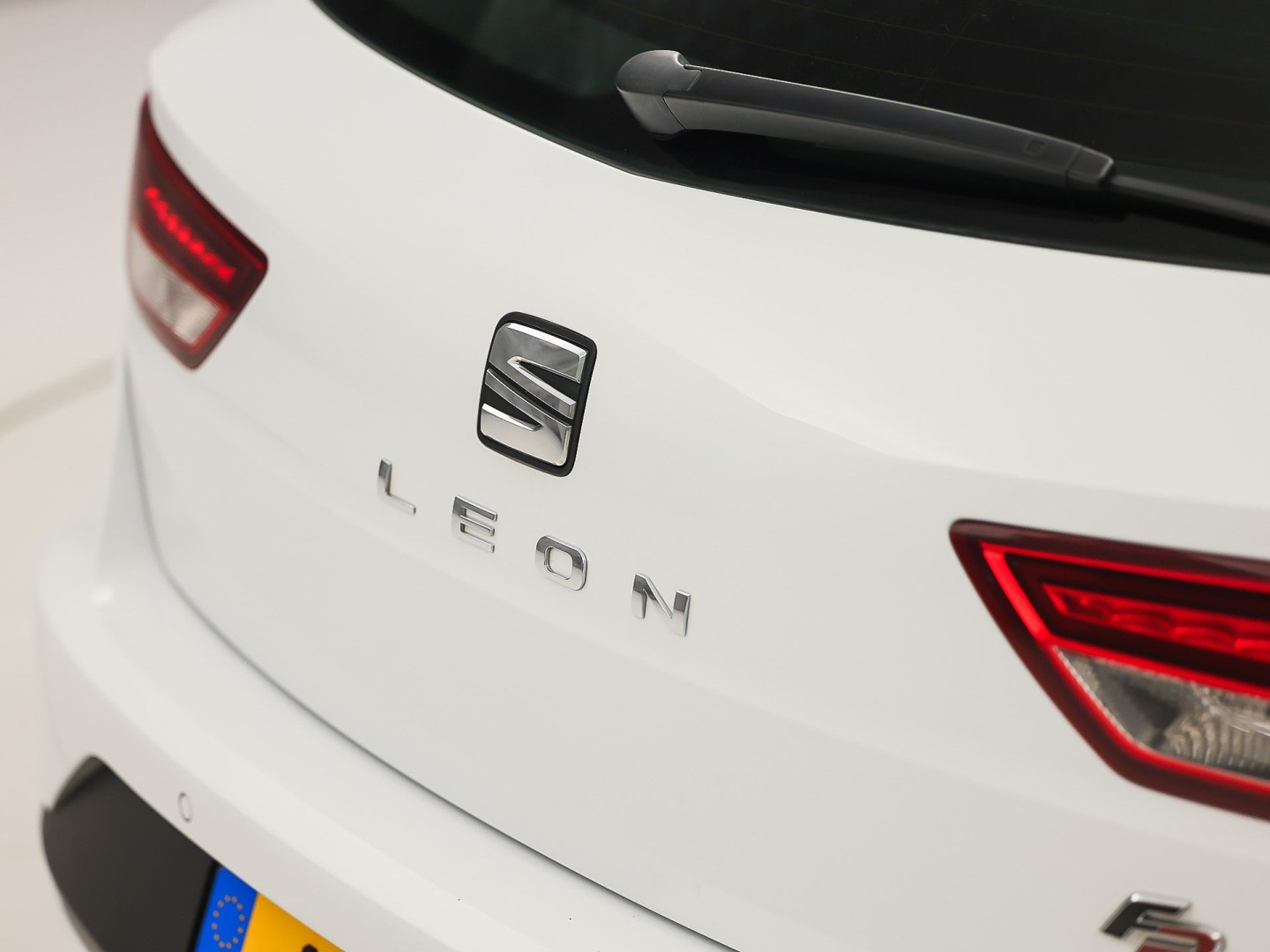 SEAT Leon 1.4 TSI FR Sport 150Pk Automaat (PANORAMADAK, NAVIGATIE, CLIMATE, STOELVERWARMING, SPORTSTOELEN, LED KOPLAMPEN, CRUISE, PARKEERSENSOREN, NIEUWSTAAT)