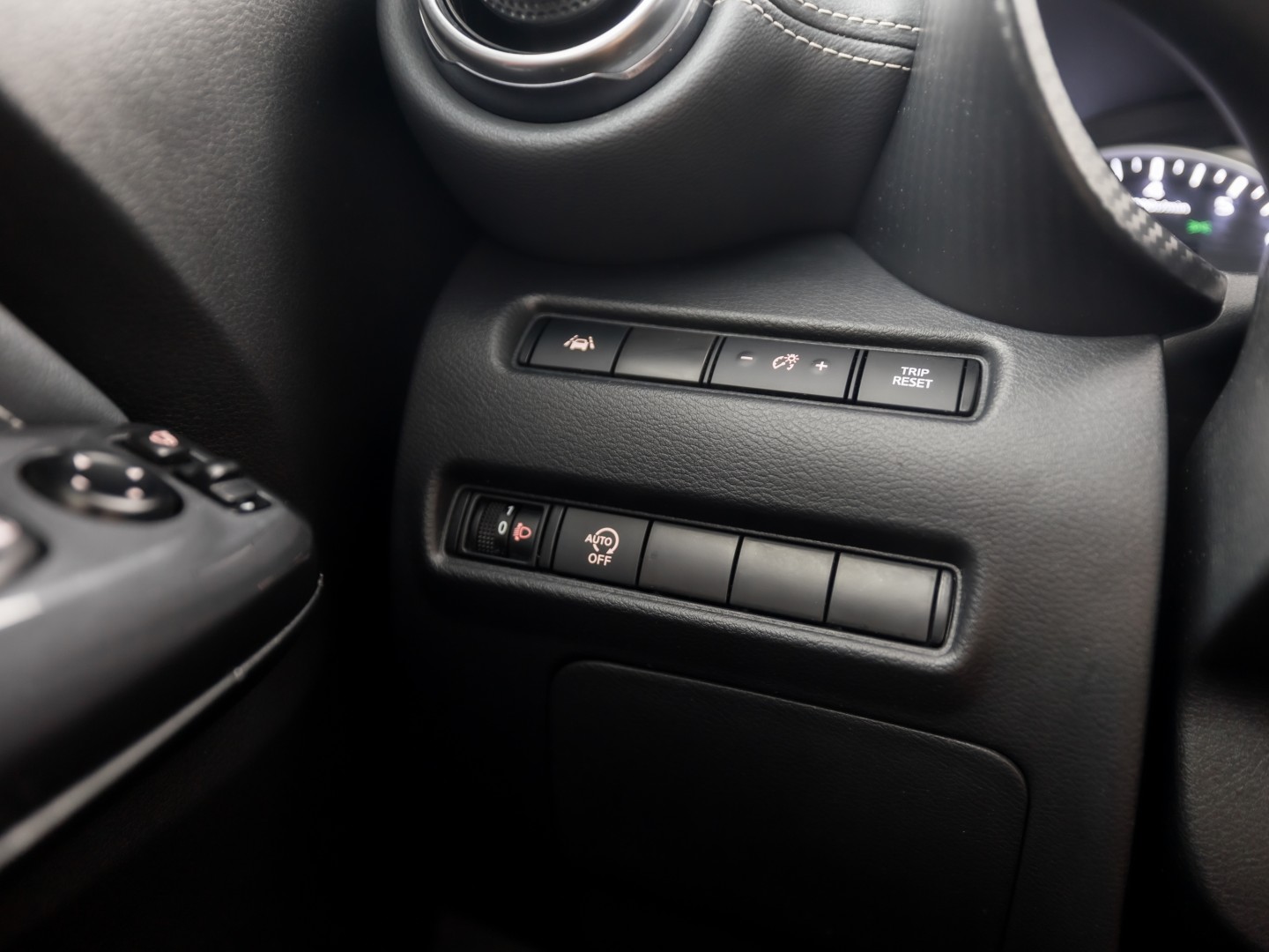 Nissan Juke 1.0 DIG-T N-Connecta Black Sport (APPLE CARPLAY, NAVIGATIE, CLIMATE, CAMERA, SPORTSTOELEN, GETINT GLAS, CRUISE, NIEUWSTAAT)