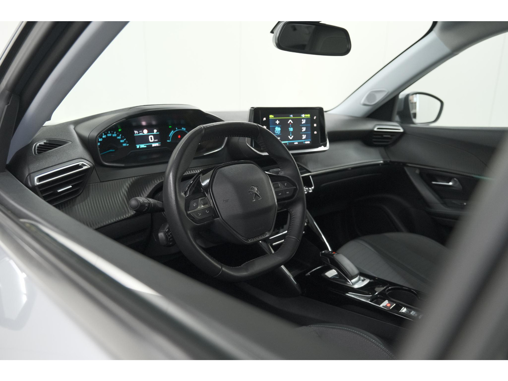 Peugeot e-2008 EV Allure 50 kWh | SOH=96.7 % | 3 Fase Laadfunctie | Camera | Navigatie | Parkeersensoren | Apple Carplay