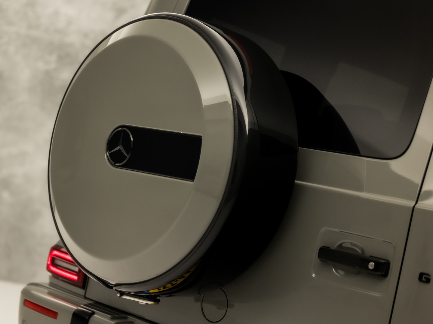 Mercedes-Benz G-Klasse 63 AMG 585Pk (SCHUIFDAK, CARBON PACK, ALCANTARA HEMEL, APPLE CARPLAY, BURMESTER, MASSAGE, STOELKOELING/VERWARMING, ADAPTIVE CRUISE, 360 CAMERA, SFEERVERLICHTING, TREKHAAK, NIEUWSTAAT)