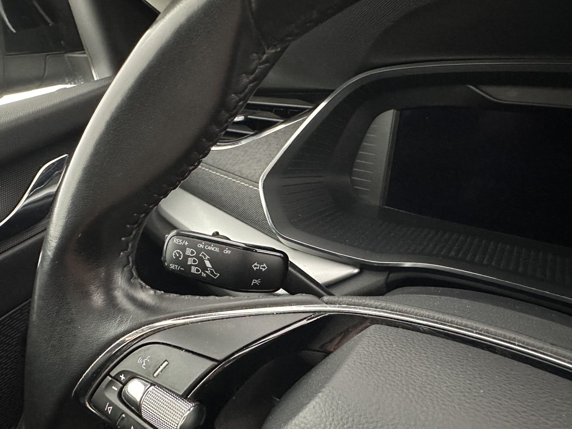 ŠKODA Octavia Combi 1.0 TSI Style (INCL-BTW) *PANO | FULL-LED | LANE-ASSIST | DIGI-COCKPIT | HEATED-COMFORTSEATS | NAVI-FULLMAP | PRIVACYGLASS | KEYLESS | DAB | ECC | PDC | CRUISE | TOWBAR | 18''ALU*