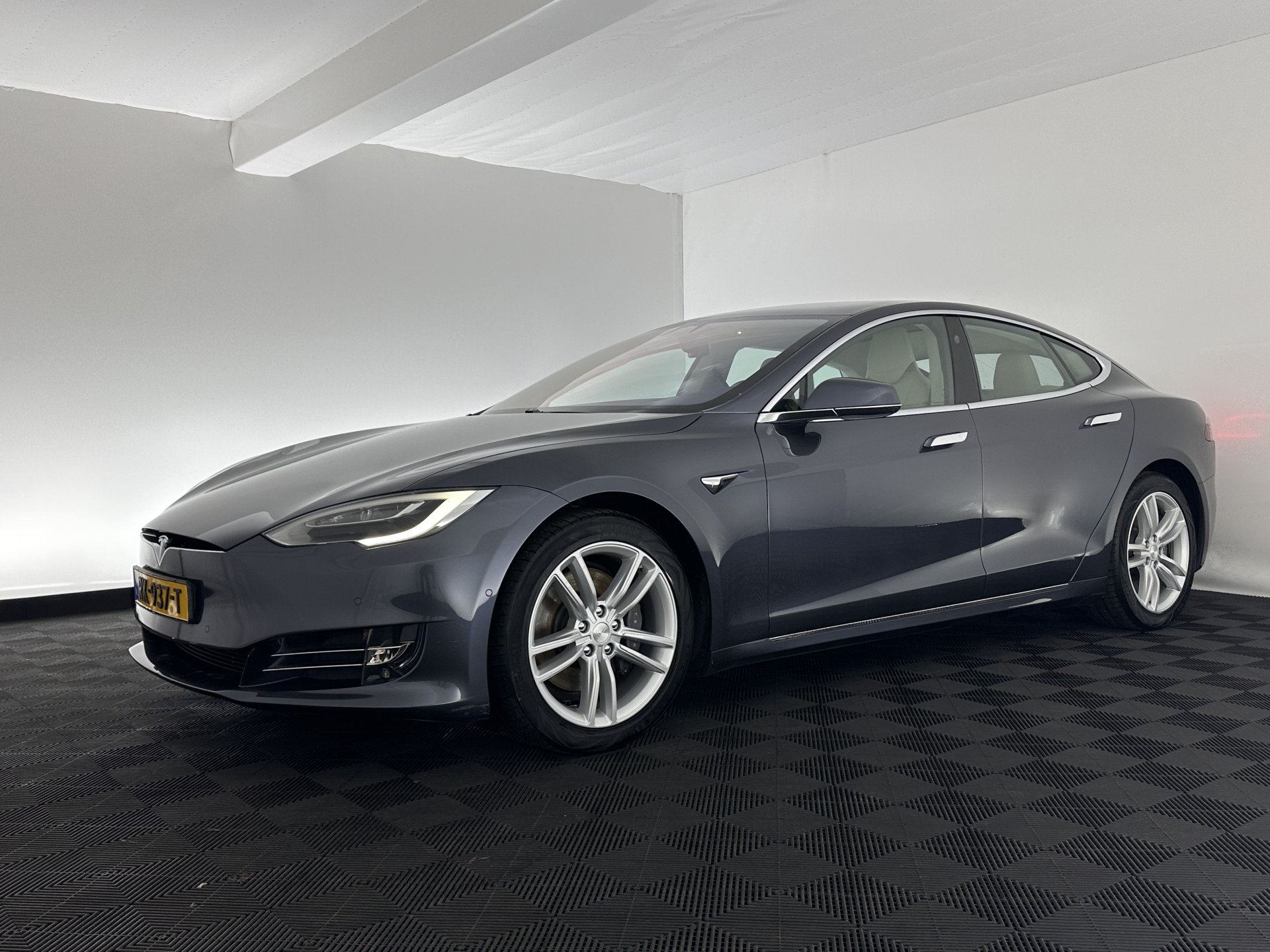 Tesla Model S 100D AWD [ 3-Fase-17kW] {SOH-86%} (INCL.BTW) *PANO-WINDOW | AUTO-PILOT | LEATHER | CCS-FASTLOADER | FULL-LED | NAVI-FULLMAP | KEYLESS | MEMORY-PACK | HEATED-COMFORTSEATS | DIGI-COCKPIT | 19"ALU*