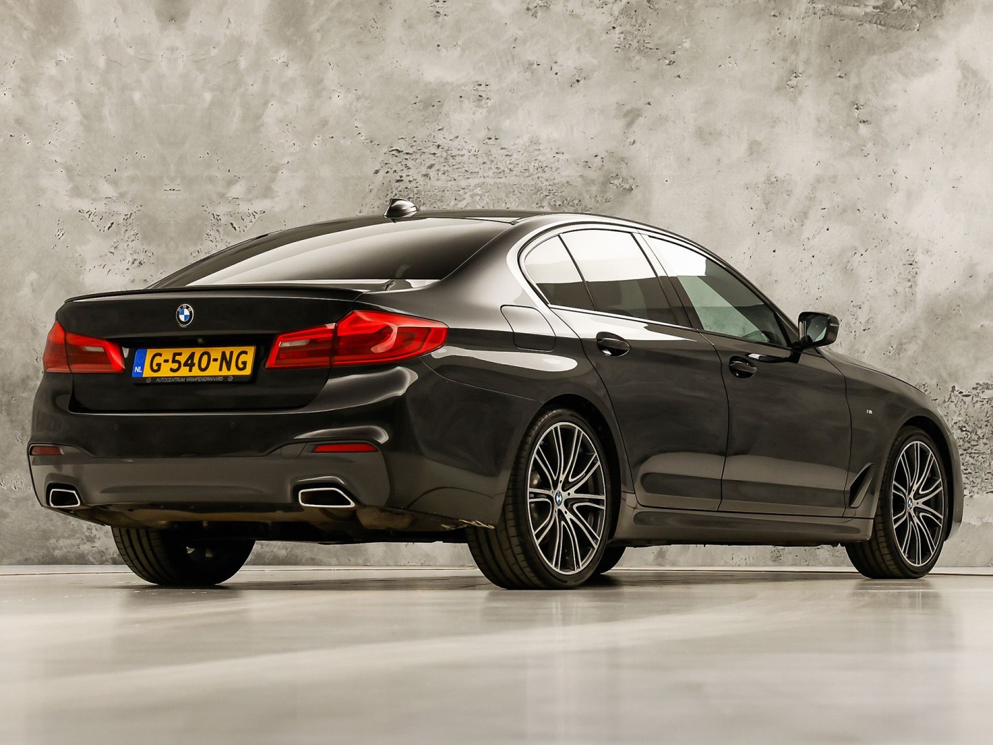 BMW 5-serie 520i M Sport High Executive 184Pk Automaat (GROOT NAVI, M PAKKET, 360 CAMERA, MEMORY SEATS, HARMAN/KARDON, STUUR/STOELVERWARMING, LUXE LEDER, HEAD-UP DISPLAY, GETINT GLAS, NIEUWSTAAT)