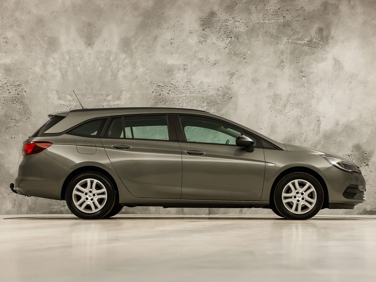 Opel Astra Sports Tourer 1.2 Sport (APPLE CARPLAY, NAVIGATIE, CRUISE, TREKHAAK, SPORTSTOELEN, PARKEERSENSOREN, NIEUWSTAAT)