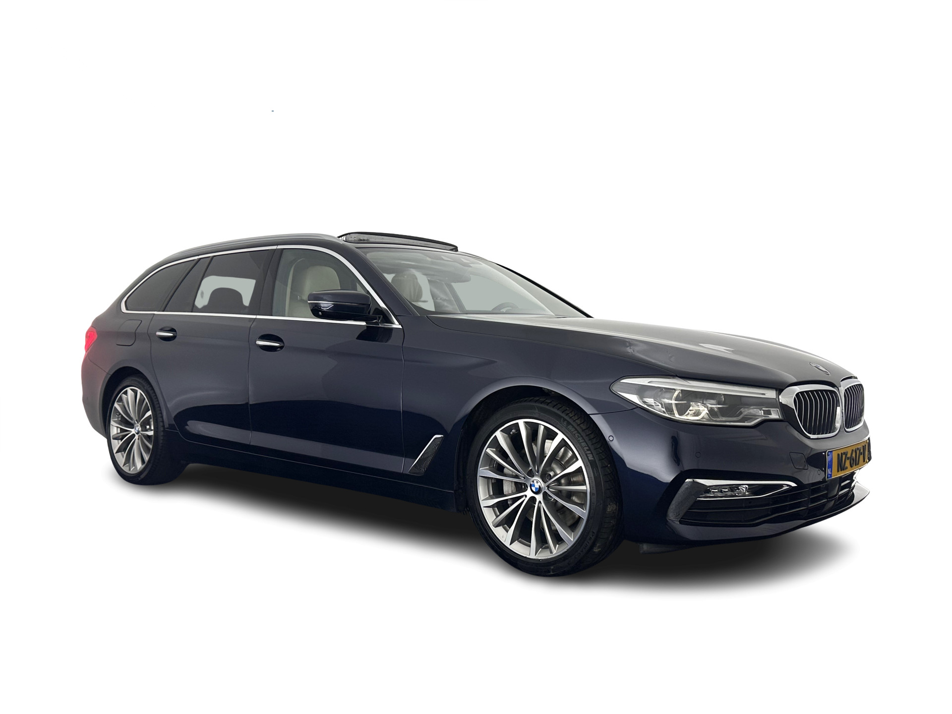BMW 5-serie Touring 530d High Executive Luxury-Line Aut. *PANO | BOWERS-WILKINS | LEATHER | FULL-LED | ADAPTIVE-CRUISE | BLINDSPOT | MEMORY-PACK | TOPVIEW | HEAD-UP | HEATED-COMFORTSEATS | DIGI-COCKPIT | NAVI-FULLMAP | TOWBAR | 19''ALU*