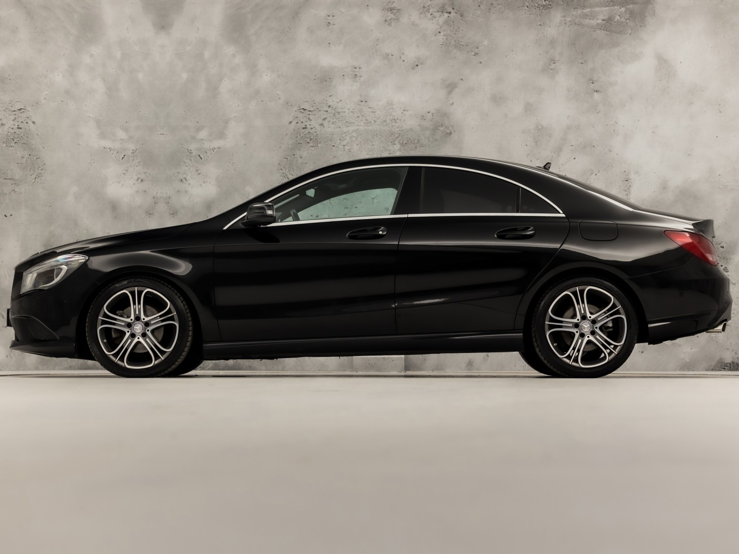 Mercedes-Benz CLA-Klasse 180 AMG Sport Automaat (GROOT NAVI, LEDER, ZWART HEMEL, STOELVERWARMING, SPORTSTOELEN, GETINT GLAS, CRUISE, NIEUWE APK, NIEUWSTAAT)