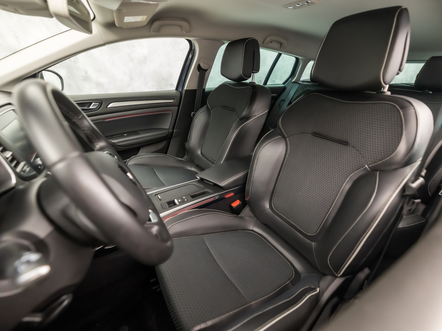 Renault Mégane Estate 1.2 TCe Bose Sport (APPLE CARPLAY, NAVIGATIE, LEDER, CAMERA, GETINT GLAS, SPORTSTOELEN, PARKEERSENSOREN, CRUISE, NIEUWSTAAT)