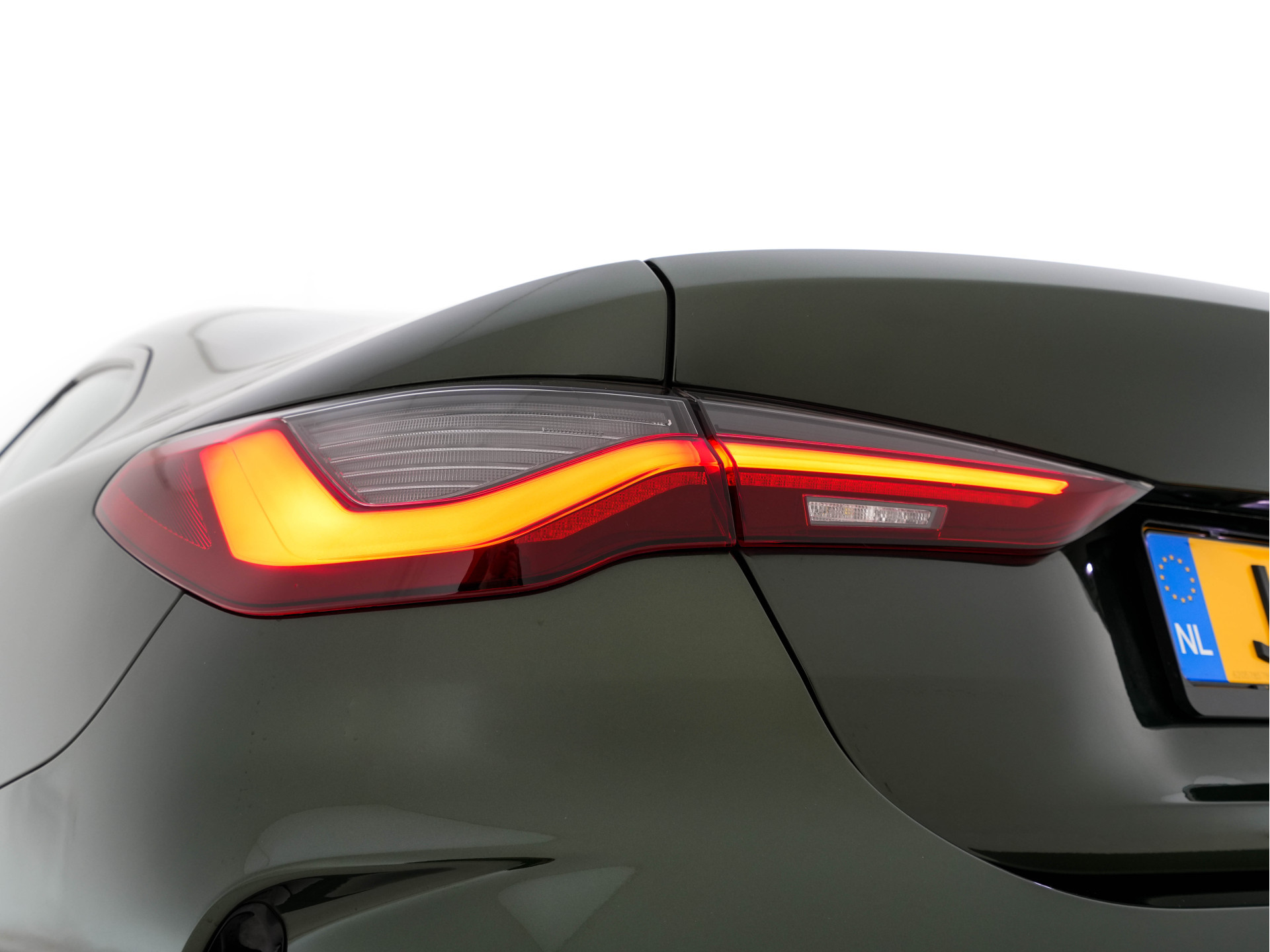 BMW 4-serie Coupé 420i ( new-modell ) M-Sport-Pack High Executive (INCL-BTW) Aut.*PANO | LASER-LED | LEATHER | DIGI-COCKPIT | CAMERA | HIFI-SOUND | HEATED-SPORTSEATS | NAVI-FULLMAP | AMBIENT-LIGHT | ECC | CARPLAY | PDC | CRUISE | 19''ALU *