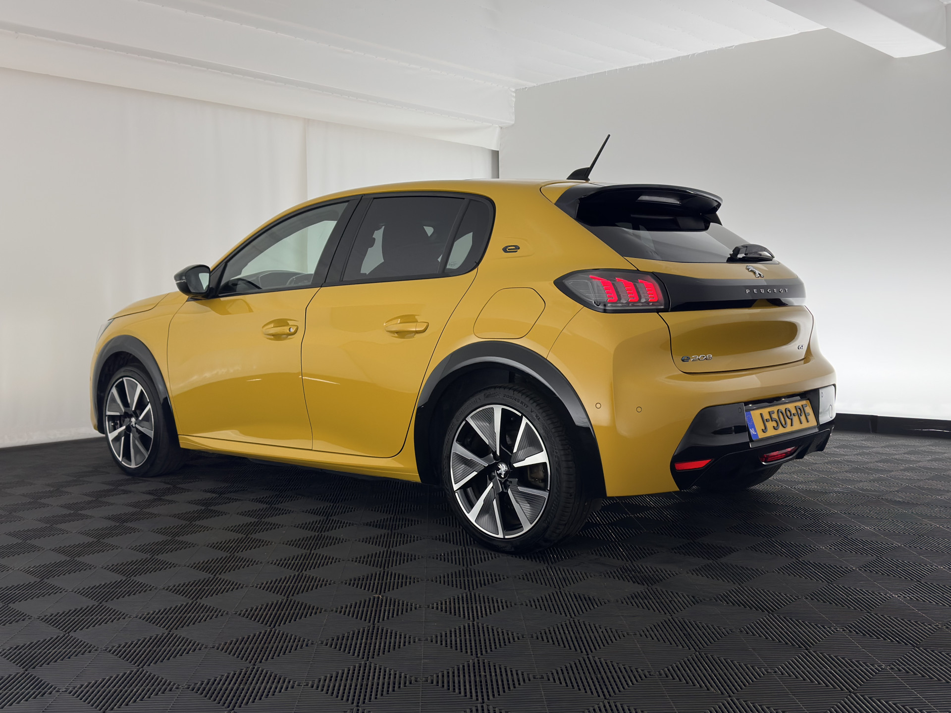 Peugeot e-208 EV GT 350 50 kWh [ 3-Fase ] {SOH-100%} (INCL-BTW) *PANO | FULL-LED | DIGI-COCKPIT | BLINDSPOT | CAMERA | LEATHER-ALCANTARA | AMBIENT-LIGHT | NAVI-FULLMAP | LANE-ASSIST | KEYLESS | DAB | CCS-FASTLOADER | HEATED-SPORTSEATS | 17"ALU*