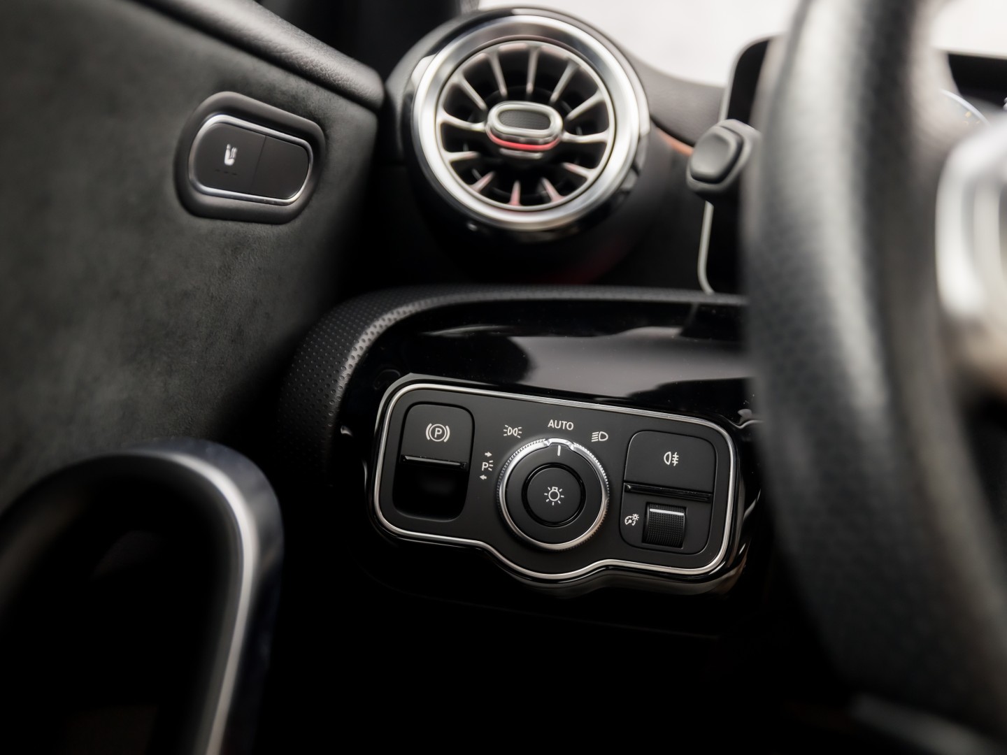 Mercedes-Benz A-Klasse 200 AMG Sport 163Pk Automaat (PANORAMADAK, GROOT NAVI, SFEERVERLICHTING, CAMERA, STOELVERWARMING, SPORTSTOELEN, GETINT GLAS, LEDER/ALCANTARA, NIEUWSTAAT)