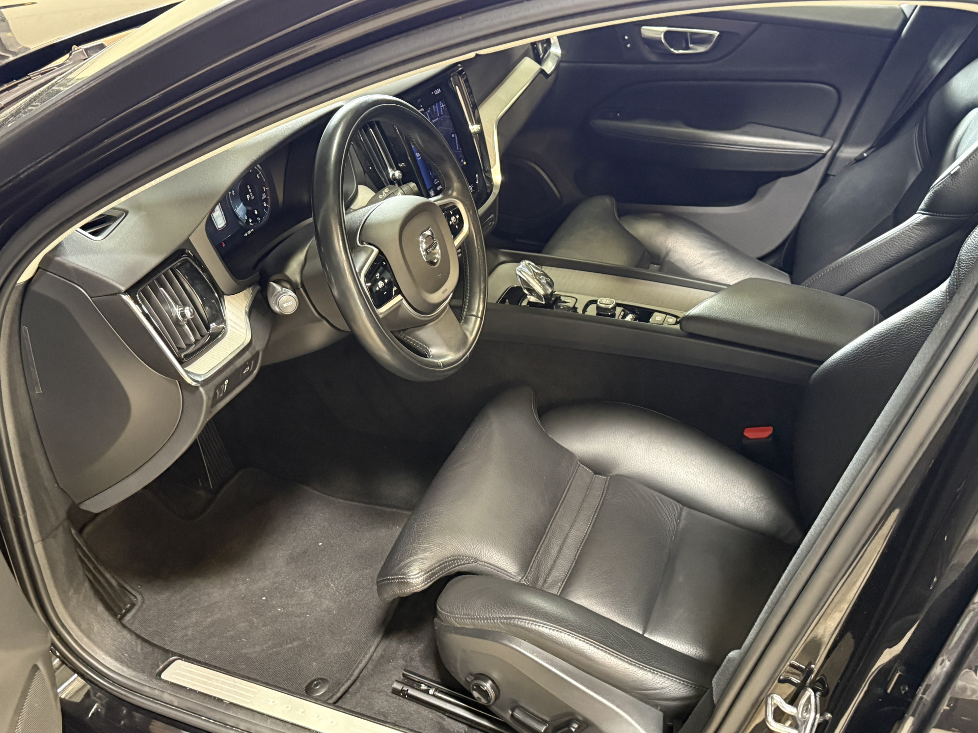 Volvo V60 2.0 B3 R-Design | Trekhaak | Panoramadak | Apple Carplay | Leder