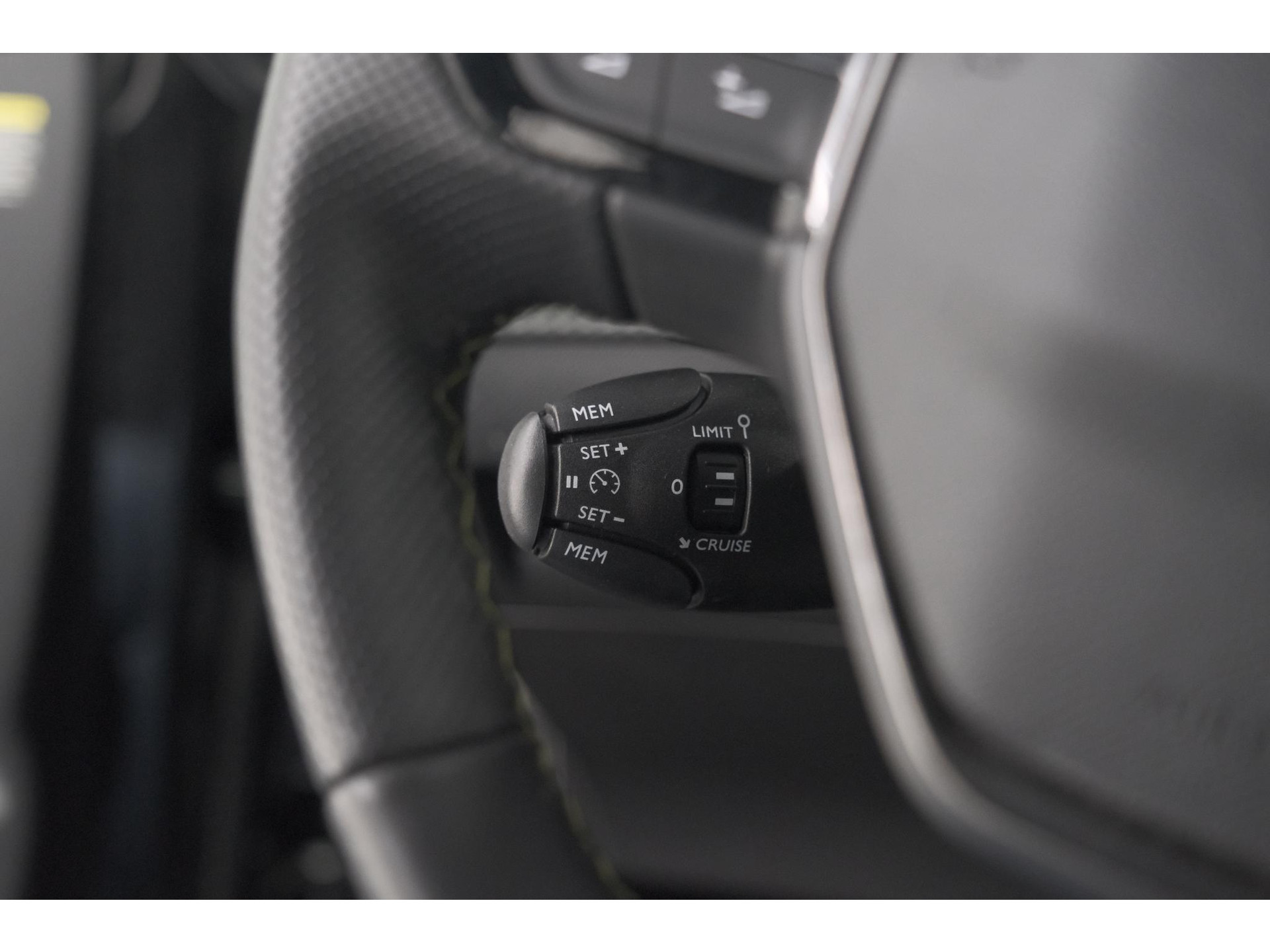 Peugeot 208 1.2 Hybrid 145 e-DCS6 GT | Alcantara Pakket | Camera | Apple Carplay | Stoelverwarming
