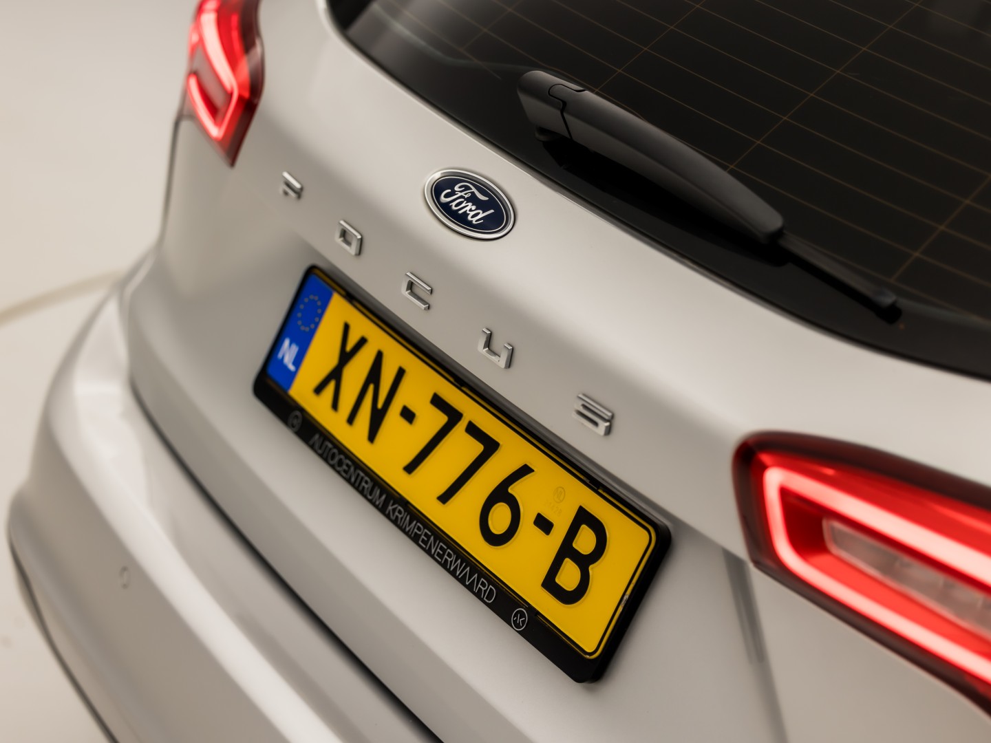 Ford Focus Wagon 1.0 EcoBoost Titanium Sport (APPLE CARPLAY, GROOT NAVI, STUUR/STOELVERWARMING, KEYLESS, SPORTSTOELEN, GETINT GLAS, LM VELGEN, CRUISE, NIEUWSTAAT)