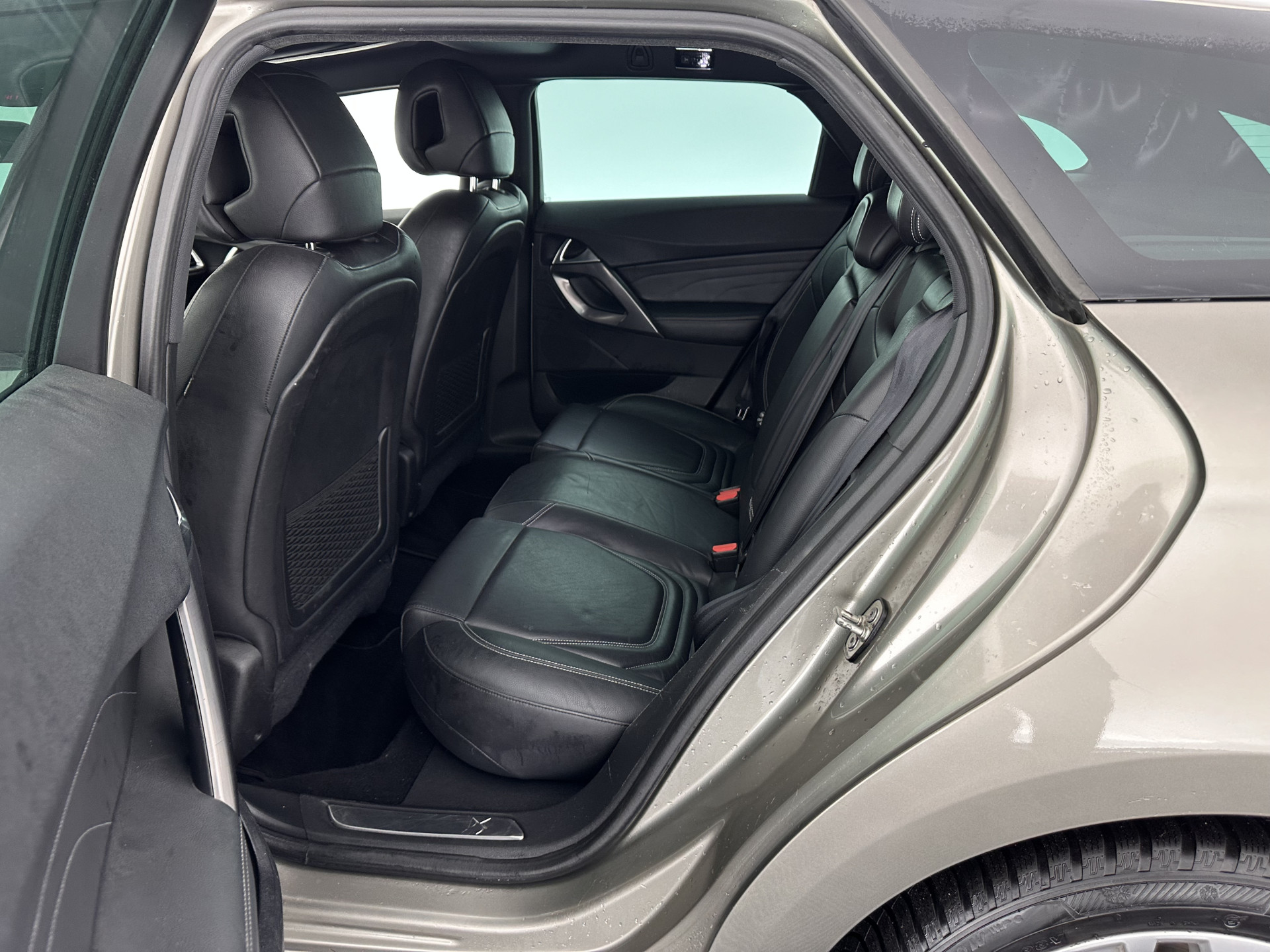 Citroën DS5 2.0 Hybrid4 Business Executive AWD Aut. *PANO | XENON | LEATHER | MEMORY-PACK | NAVI-FULLMAP | KEYLESS | CAMERA | HEAD-UP | MASSAGE | CRUISE | SPORT-SEATS | TOWBAR | 17"ALU*