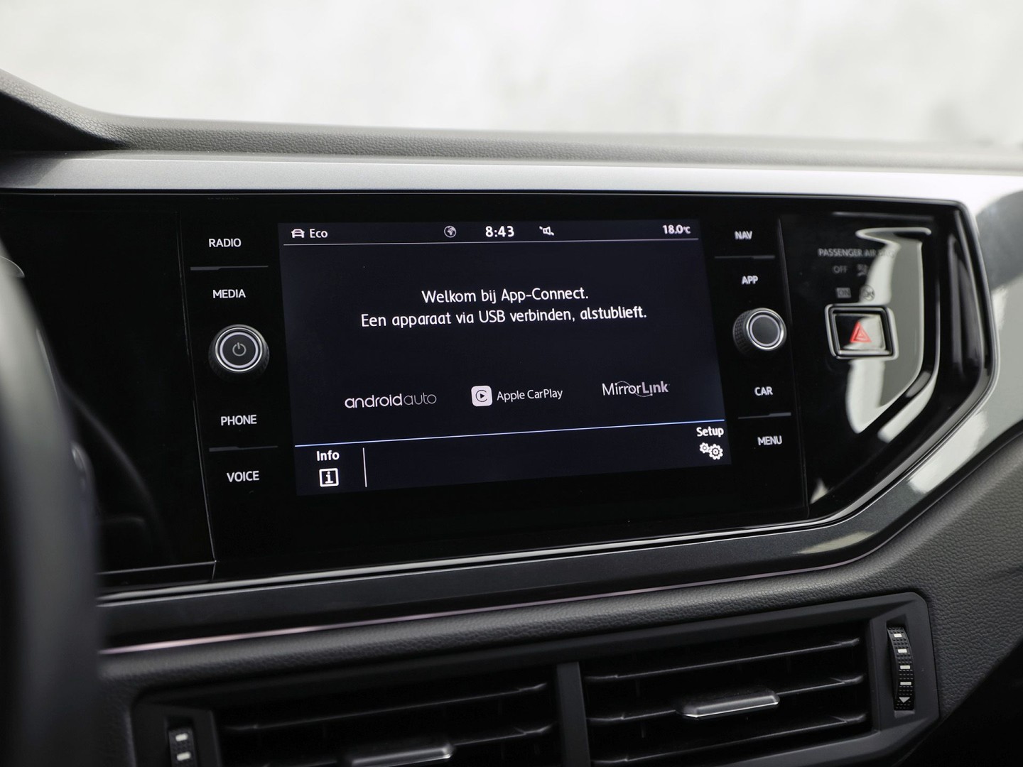 Volkswagen Polo 1.0 TSI R-Line Sport Automaat (VIRTUAL COCKPIT, ZWART HEMEL, GROOT NAVI, CLIMATE, LEDER, SPORTSTOELEN, GETINT GLAS, LM VELGEN, ADAPTIVE CRUISE, NIEUWSTAAT)