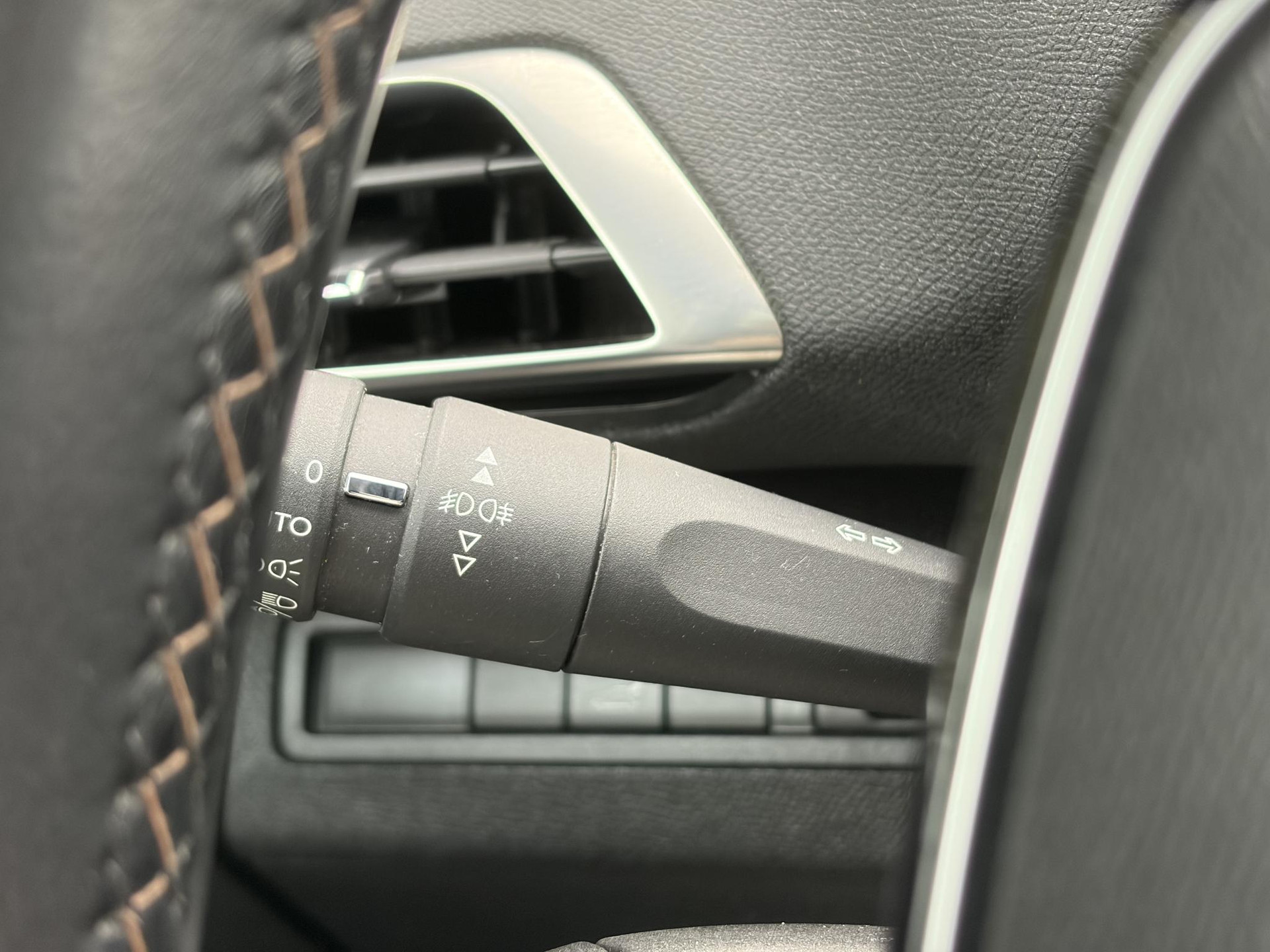 Peugeot 3008 1.2 PureTech GT Line ✓D-riem vv in 2026✓1e Eigenaar✓360 ° Camera✓Pano✓Massage stoel✓Draadloze telefoonlader✓Carplay✓Stoelvw✓Keyless✓Leder✓Navi✓Pdc V+A✓6 Bak✓Dealer Onderhouden✓Rijstrooksensor✓Dodehoeksensor✓19'' Lmv✓N.A.P✓Apk tot 09-2027