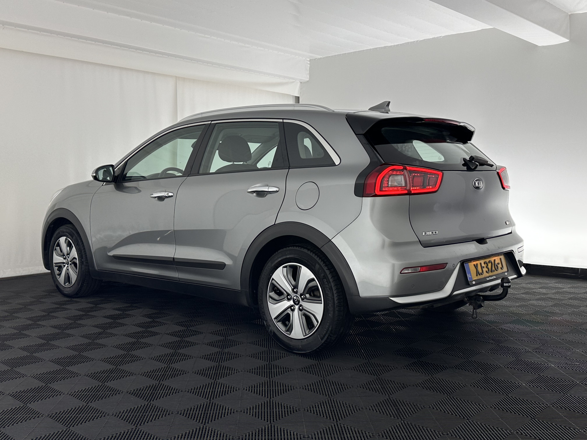 Kia Niro 1.6 GDi Hybrid ExecutiveLine (INCL.BTW) Aut. *LEATHER-FABRIC | NAVI-FULLMAP | KEYLESS | CAMERA | COMFORT-SEATS | DIGI-COCKPIT | LANE-ASSIST | ECC | CARPLAY | PDC | TOWBAR | 16''ALU*