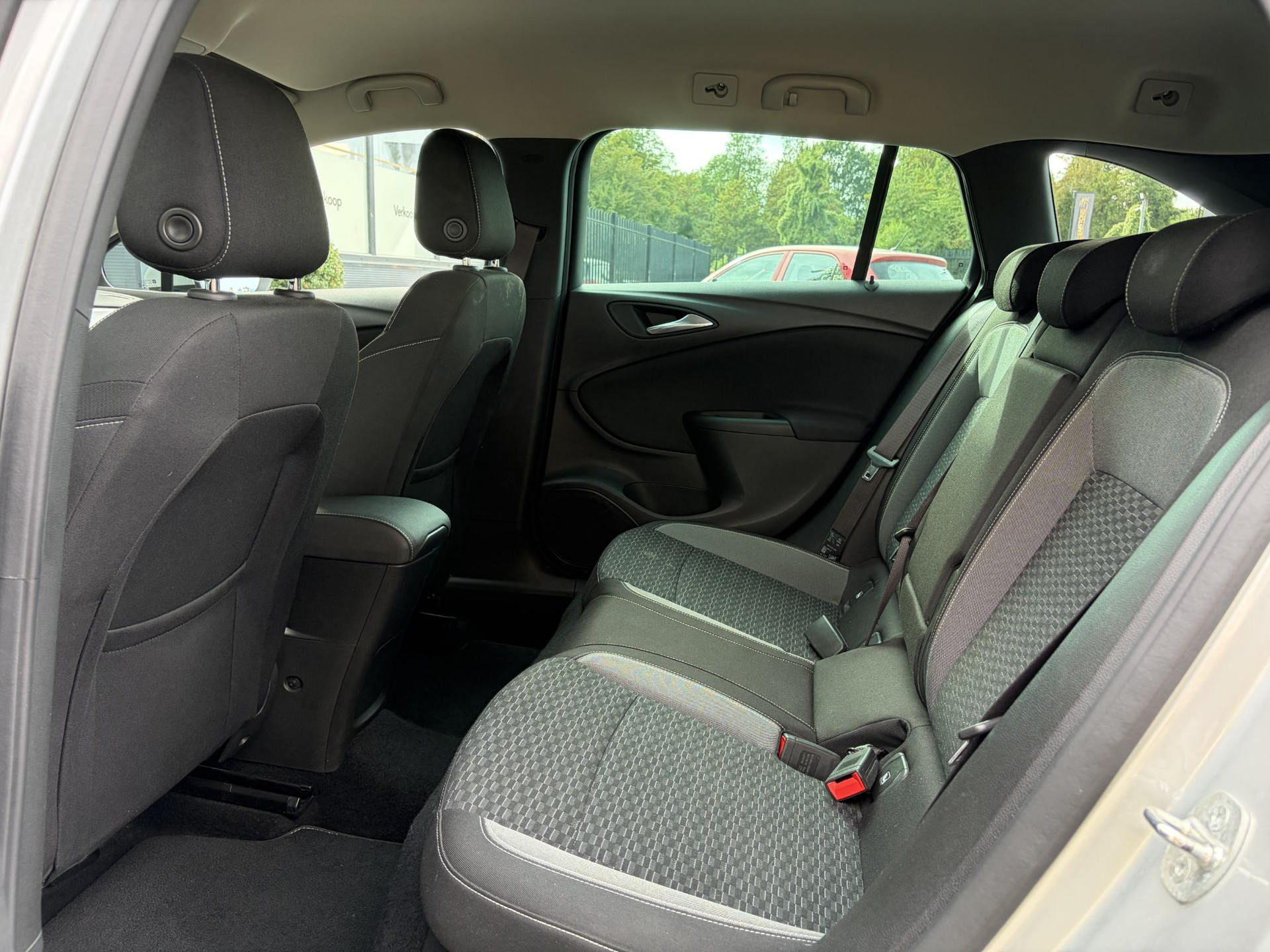 Opel Astra Sports Tourer 1.2 Business Executive ✓1e Eigenaar✓146pk✓Camera✓Trekhaak✓Carplay✓Airco✓Cruise✓Pdc V+A✓Lm velgen✓Comfortstoelen✓6 Bak✓N.A.P✓Nieuwe Apk bij Aflevering