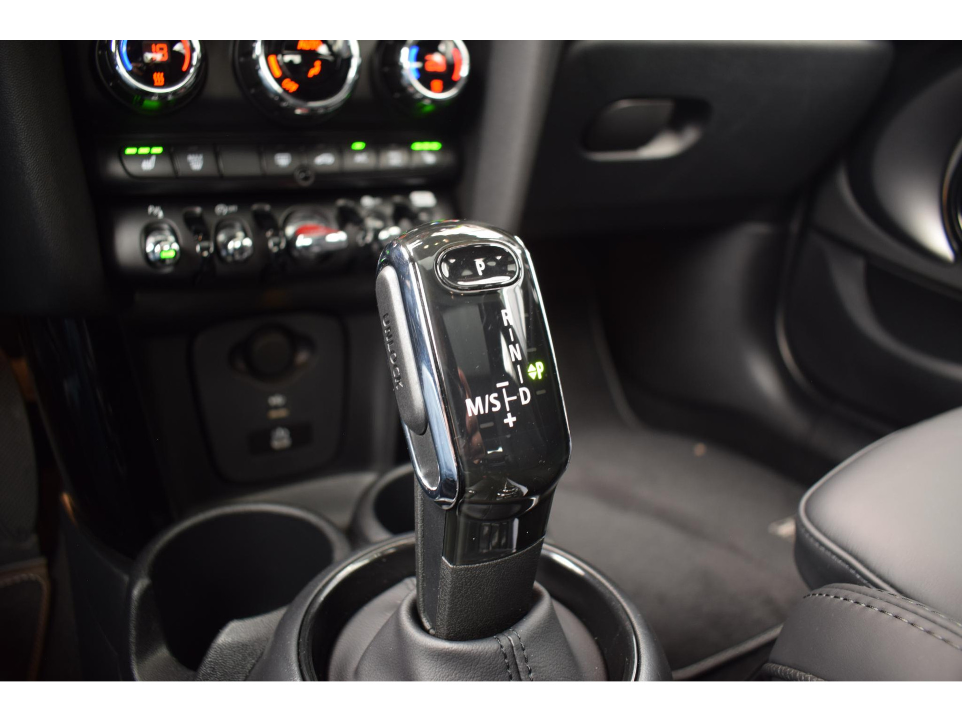 MINI 5-Deurs 2.0 Cooper S MINI Yours | Pano | Leer | H/K | HUD | Stuur-en Stoelverwarming