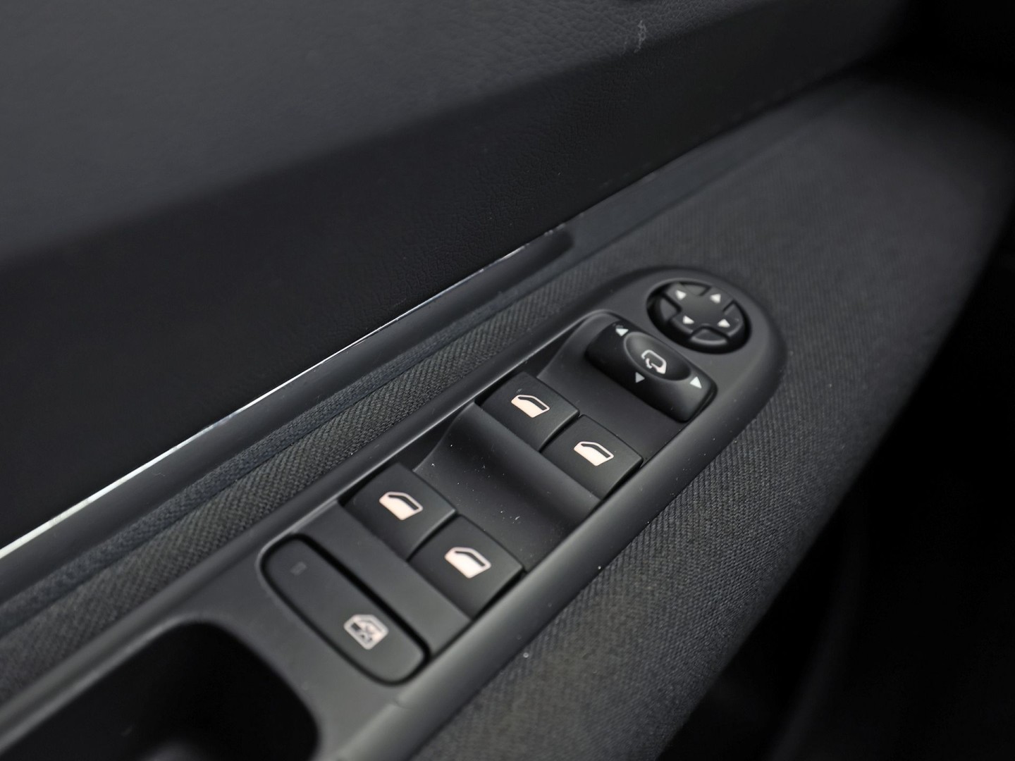 Peugeot 3008 1.2 PureTech Sport (PANORAMADAK, NAVIGATIE, CLIMATE, GETINT GLAS, SPORTSTOELEN, CRUISE, PARKEERSENSOREN, NIEUWSTAAT)