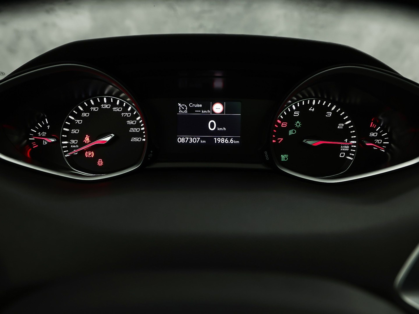 Peugeot 308 SW 1.2 PureTech Sport (PANORAMADAK, APPLE CARPLAY, GROOT NAVI, TREKHAAK, GETINT GLAS, SPORTSTOELEN, PARKEERSENSOREN, CRUISE, NIEUWSTAAT)