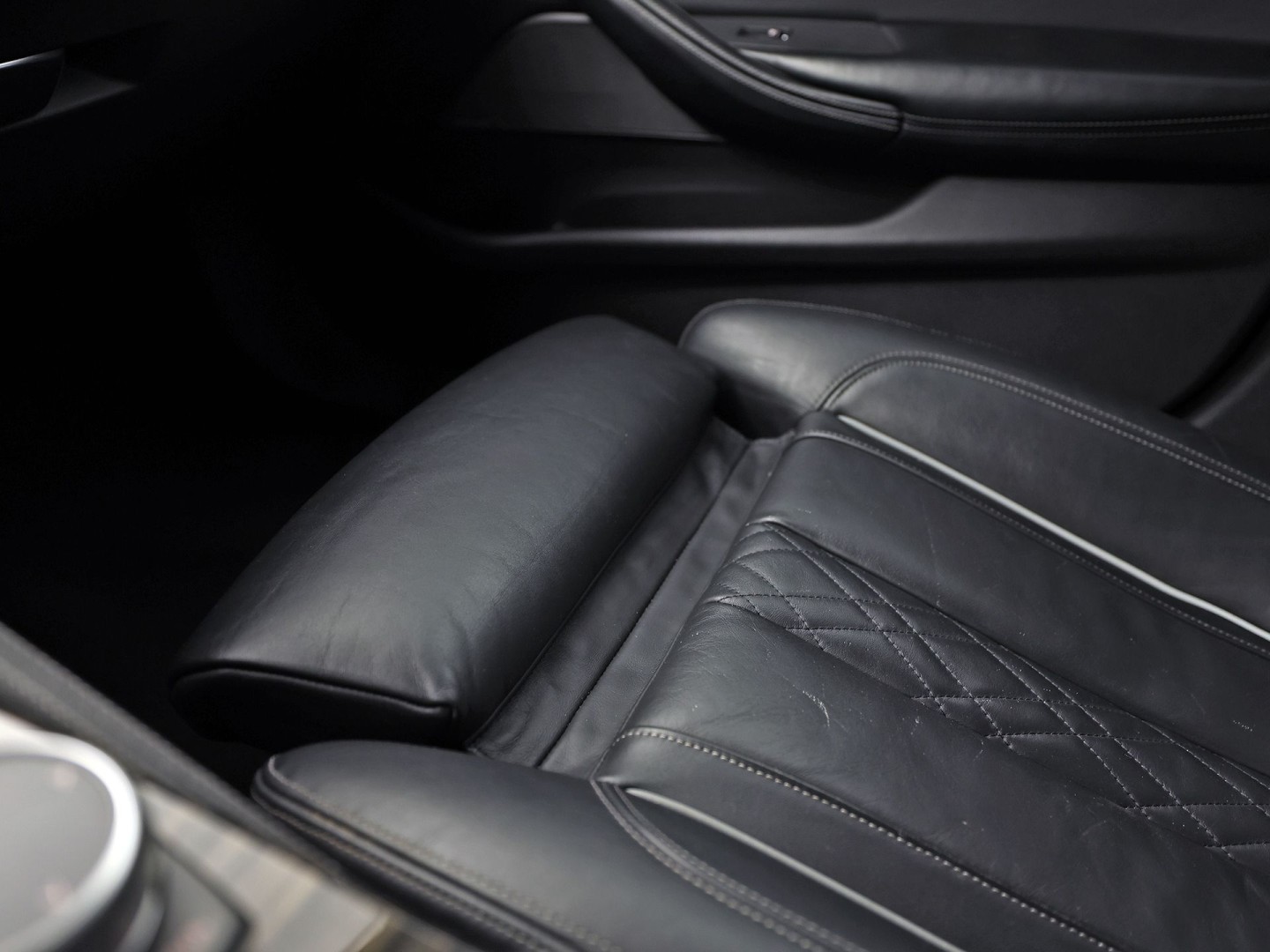 BMW 5-serie 520i M Sport High Executive 184Pk Automaat (GROOT NAVI, M PAKKET, 360 CAMERA, MEMORY SEATS, HARMAN/KARDON, STUUR/STOELVERWARMING, LUXE LEDER, HEAD-UP DISPLAY, GETINT GLAS, NIEUWSTAAT)