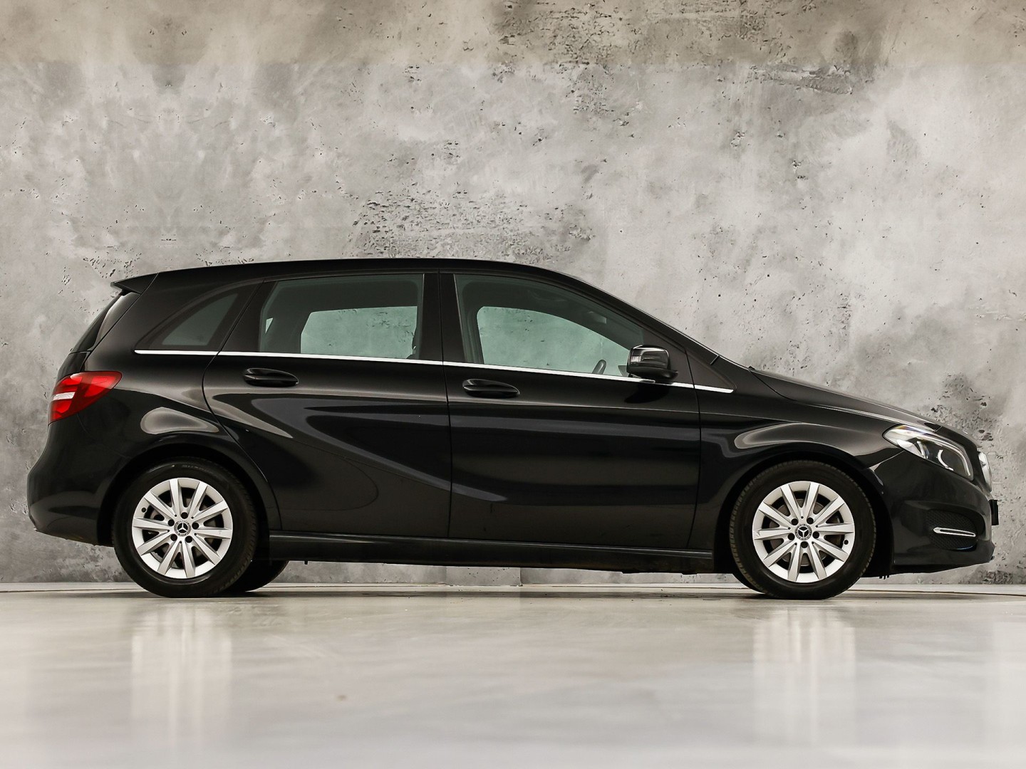 Mercedes-Benz B-klasse 180 Sport Automaat (GROOT NAVI, CAMERA, STOELVERWARMING, ZWART HEMEL, SPORTSTOELEN, CRUISE, KEYLESS START, NIEUWSTAAT)