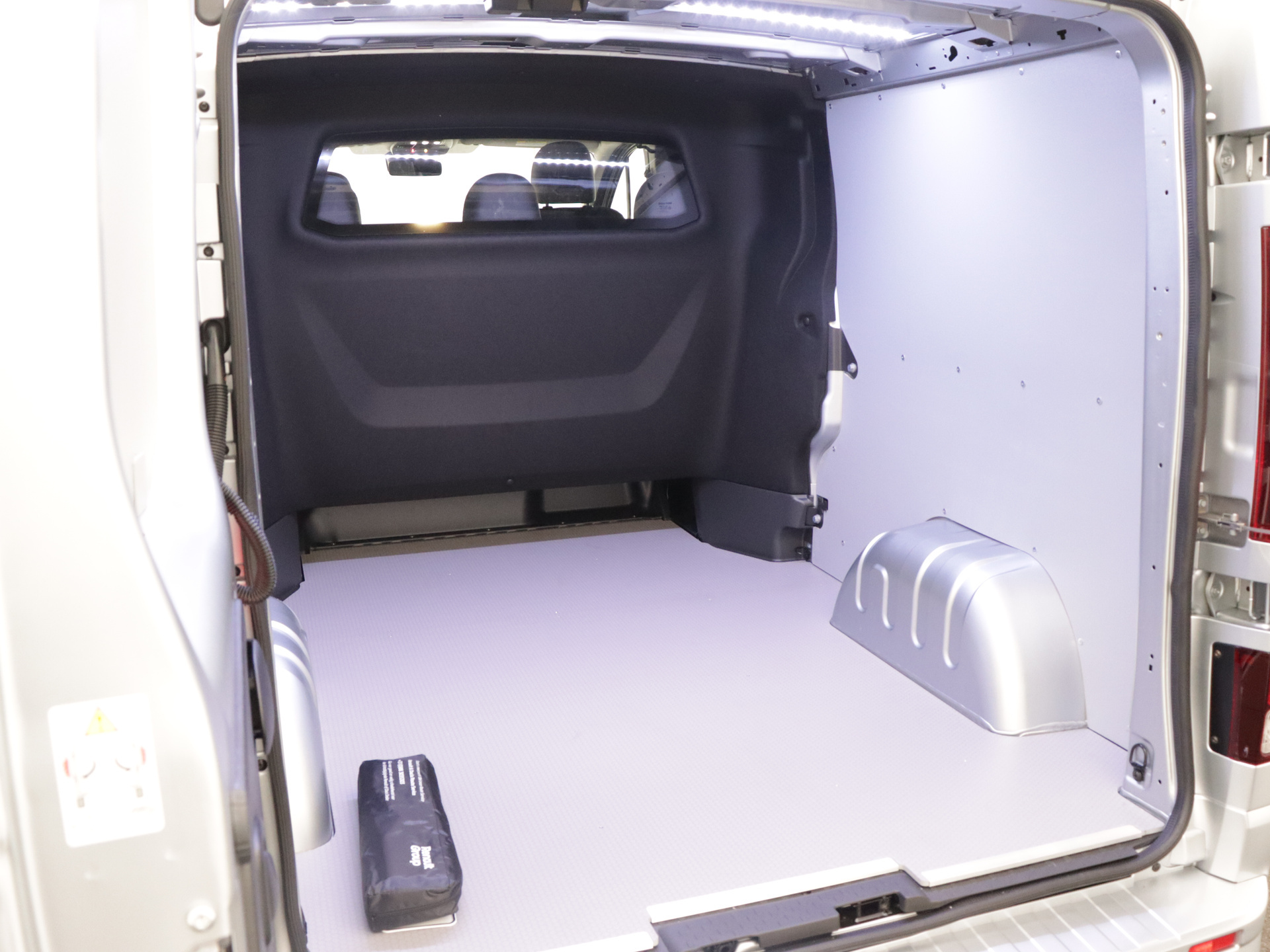 Renault Trafic 170PK L2H1 | 2 SCHUIFDEUREN | Luxe | DC DUBBEL CABINE BLACK EDITION | FULL OPTION | NAVIGATIE | CAMERA | KEYLESS | PARKEERSENSOREN