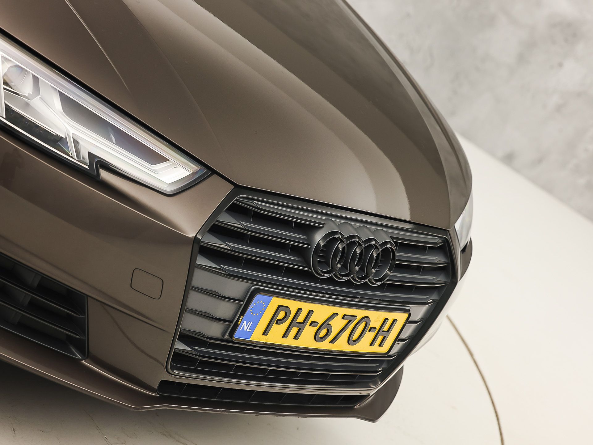Audi A4 Avant 2.0 TFSI S-Line Sport 190Pk Automaat (NAVIGATIE, SFEERVERLICHTING, PLAT S-LINE SPORTSTUUR, GETINT GLAS, SPORTSTOELEN, CAMERA, TREKHAAK, NIEUWE APK, NIEUWSTAAT)