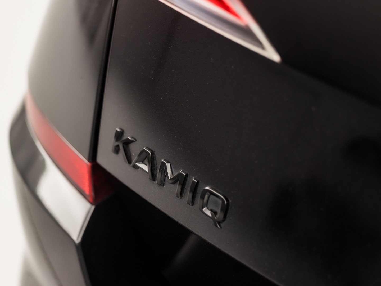 Škoda Kamiq 1.0 TSI Monte Carlo Automaat (PANORAMADAK, VIRTUAL COCKPIT, KUIPSTOELEN, APPLE CARPLAY, CAMERA, GETINT GLAS, ADAPTIVE CRUISE, KEYLESS, NIEUWSTAAT)