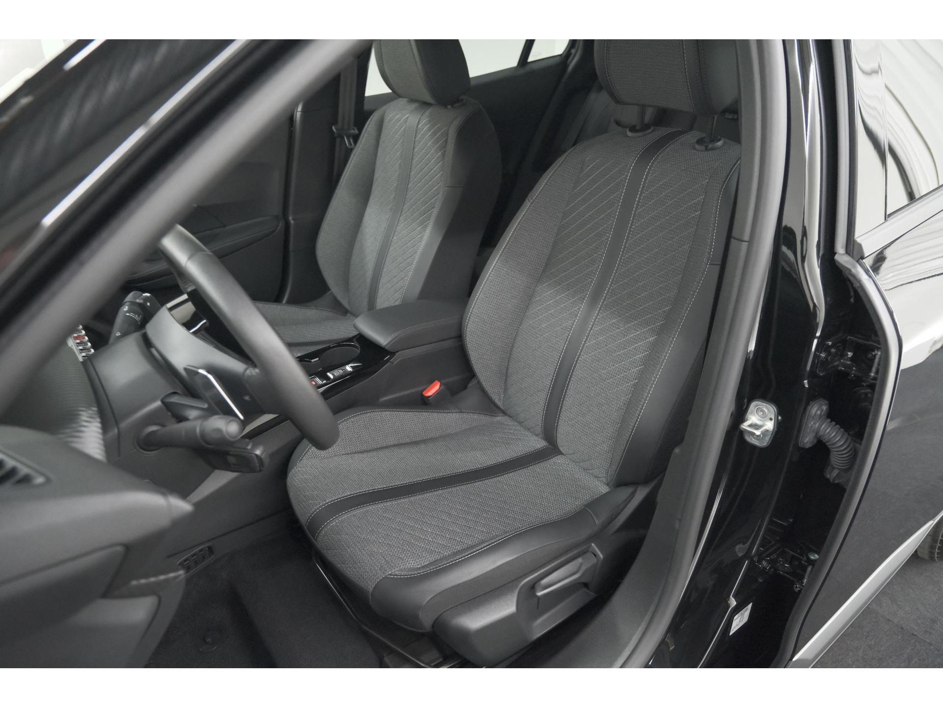 Peugeot 2008 1.2 Hybrid 145 Allure | 360 Camera | Adaptieve Cruise Control | Navigatie | Dodehoekdetectie