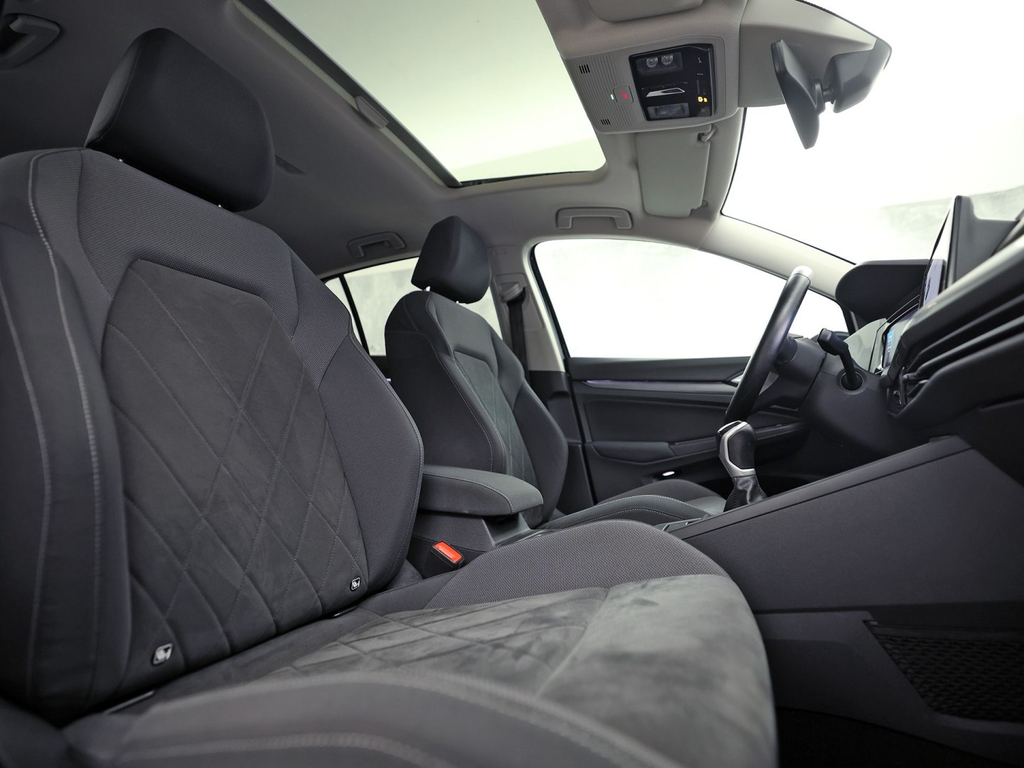 Volkswagen Golf 1.5 TSI Sport (PANORAMADAK, BLACK PACK, APPLE CARPLAY, GROOT NAVI, CAMERA, MEMORY SEAT, STOELVERWARMING, ALCANTARA, GETINT GLAS, TREKHAAK, NIEUWSTAAT)