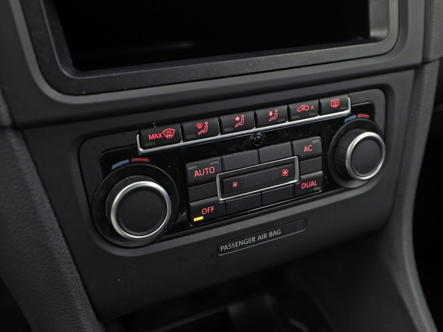 Volkswagen Golf 1.4 Sportline (CLIMATE, GETINT GLAS, LM VELGEN, SPORTSTOELEN, ARMSTEUN, NIEUWE APK, NIEUWSTAAT)