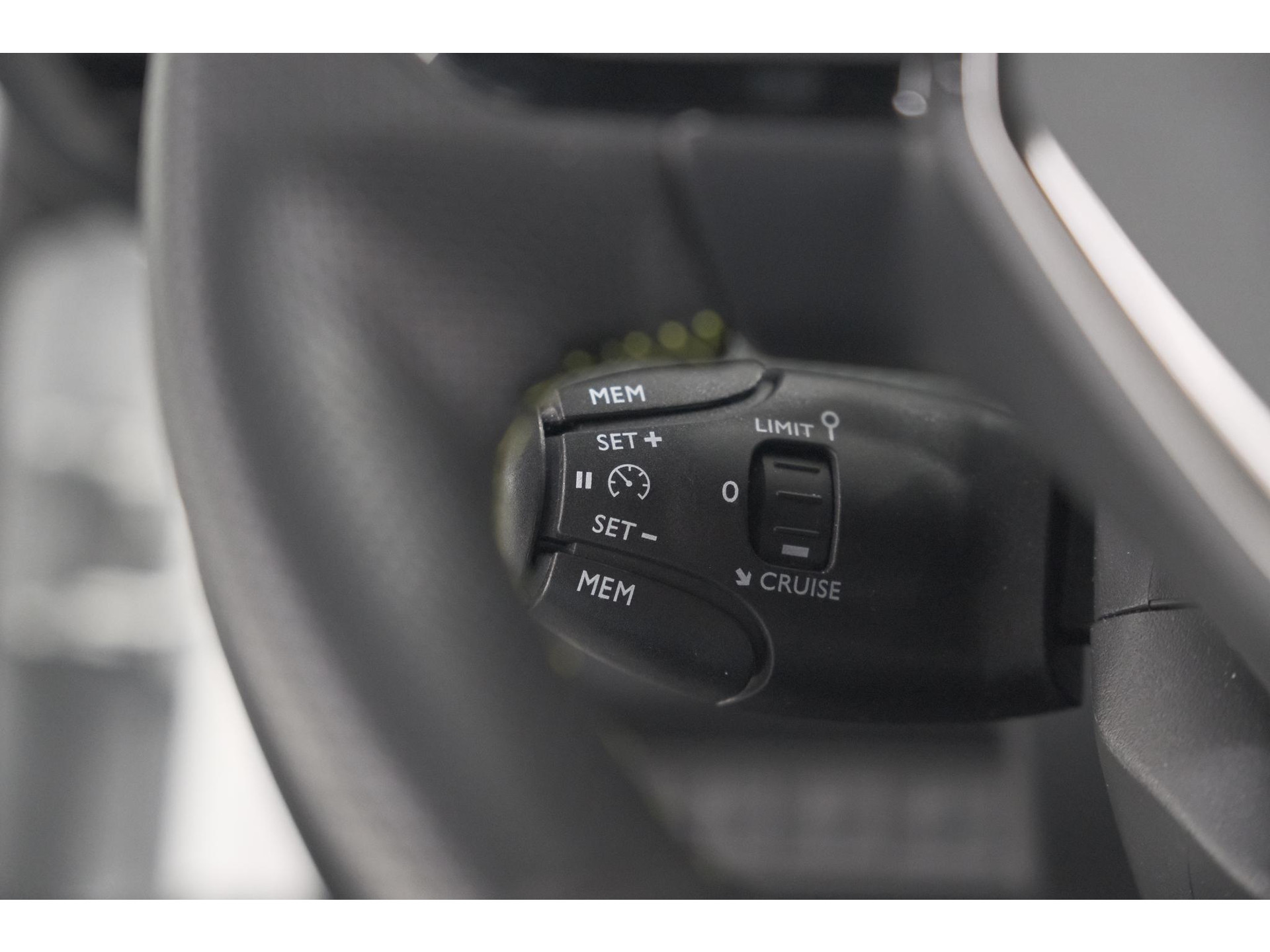 Peugeot 2008 PureTech 130 GT | Elektrisch Panoramadak | Camera | Dodehoekdetectie | Navigatie