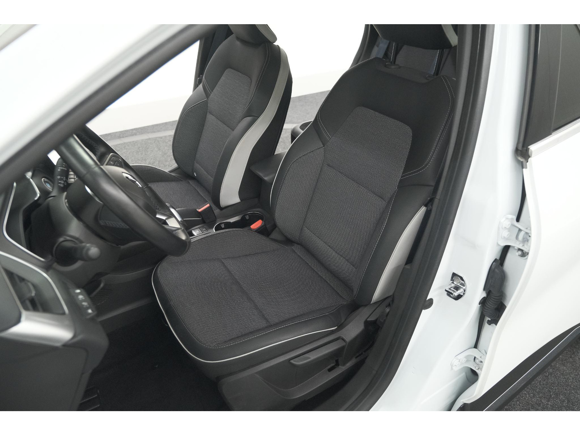 Renault Captur 1.6 E-Tech Plug-in Hybrid 160 Intens | Trekhaak | Camera | Navigatie | Parkeersensoren | Pack Winter