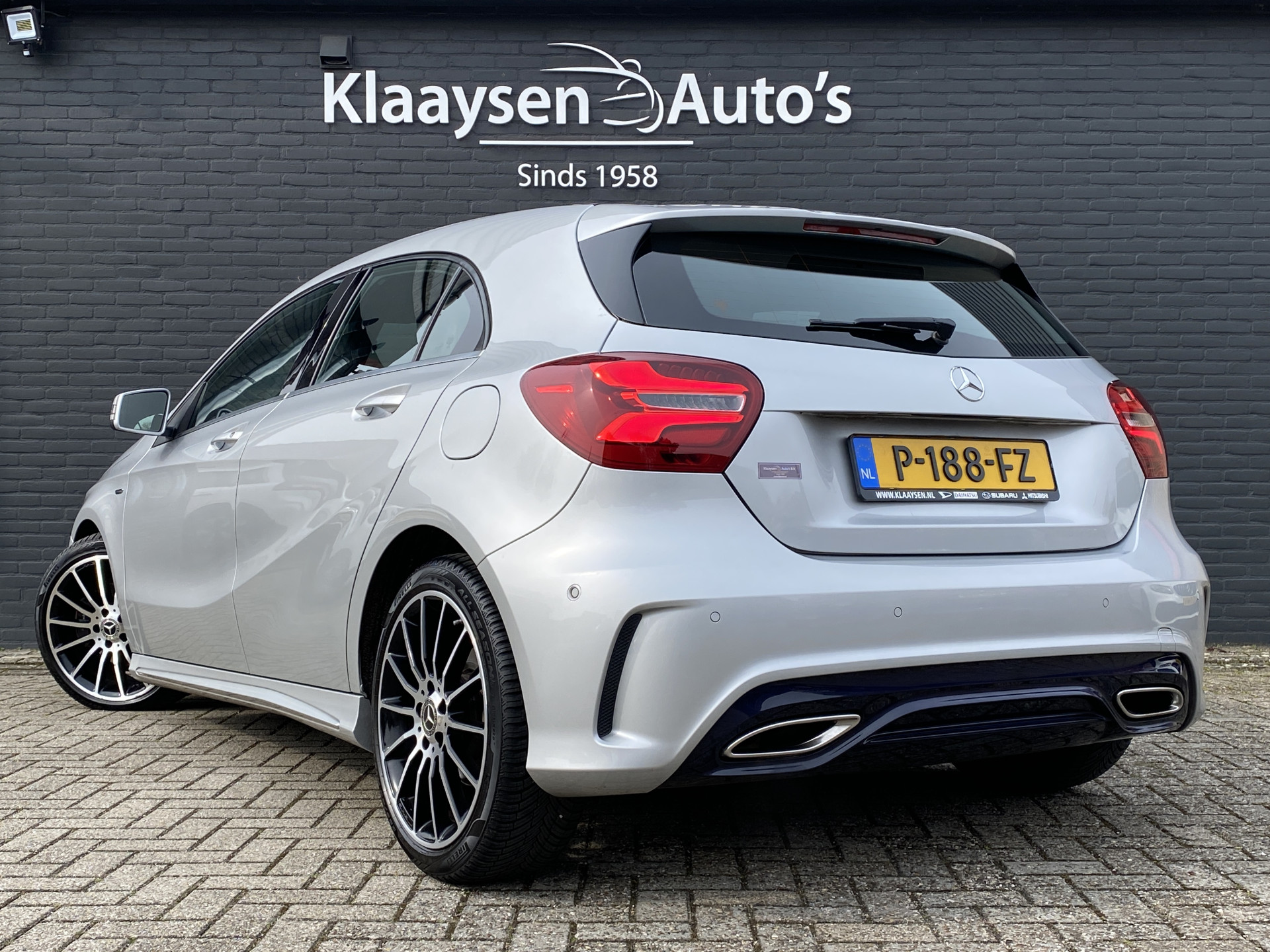 Mercedes-Benz A-klasse 180 Business Solution AMG Edition AUT. | leder/alcantara | 18 inch AMG velgen | navigatie | sportstoelen | sfeerverl.