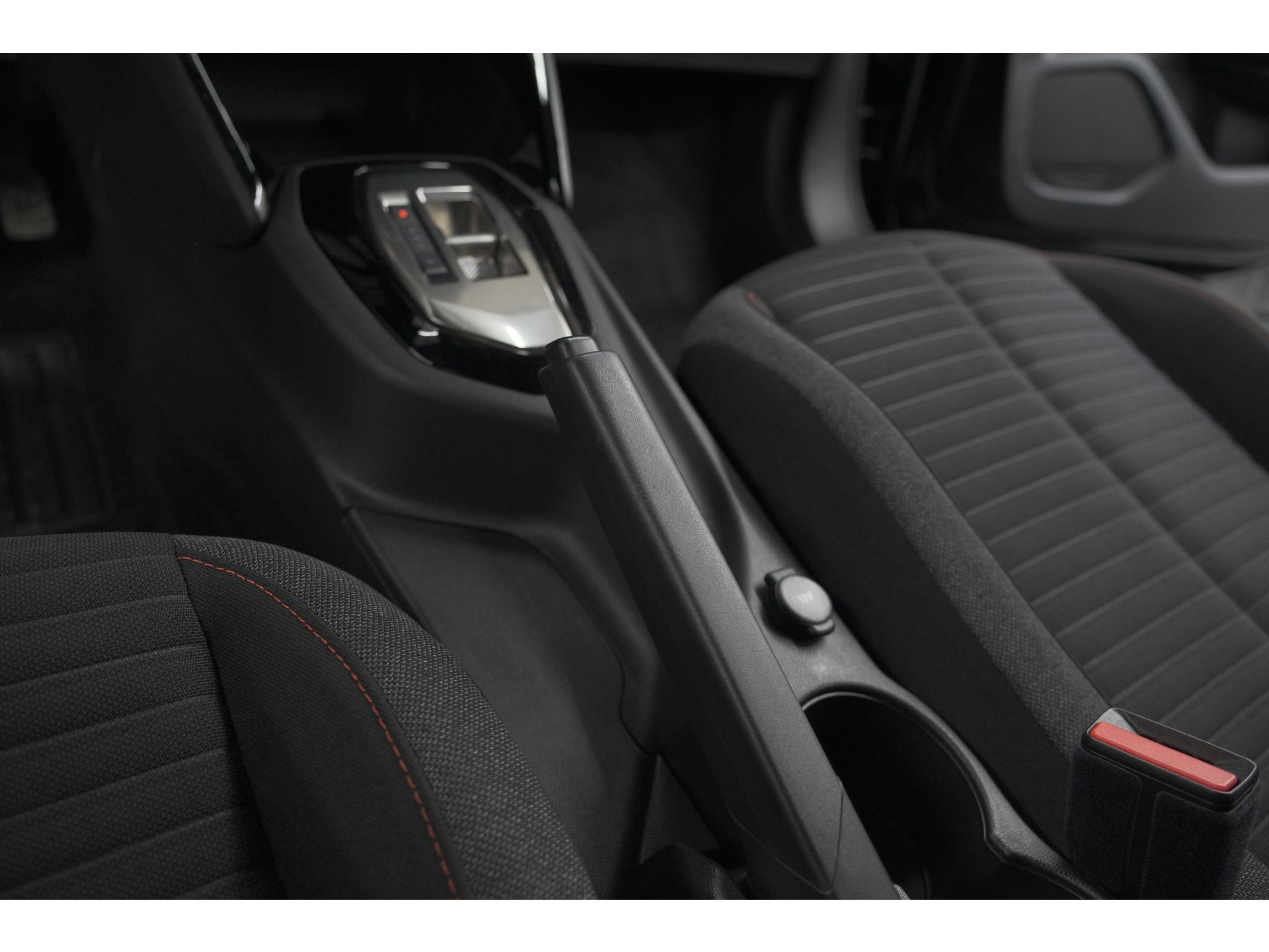 Peugeot 2008 PureTech 130 EAT8 Active Pack | Parkeersensoren | Apple CarPlay | Climate Control | Stoelverwarming