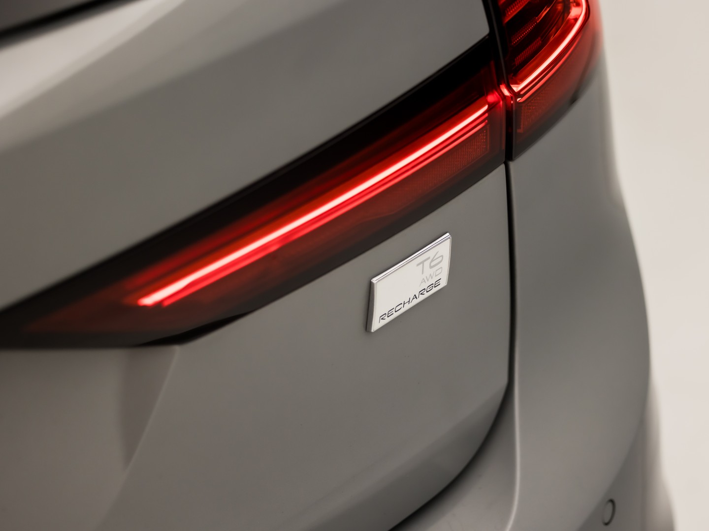 Volvo V90 2.0 T6 Plug-in hybrid AWD Ultimate Dark 350Pk Automaat (PANORAMADAK, HARMAN/KARDON, LUCHTVERING, MEMORY SEATS, 360 CAMERA, HEAD-UP DISPLAY, STUUR/STOELVERWARMING, ZWART HEMEL, NIEUWSTAAT)