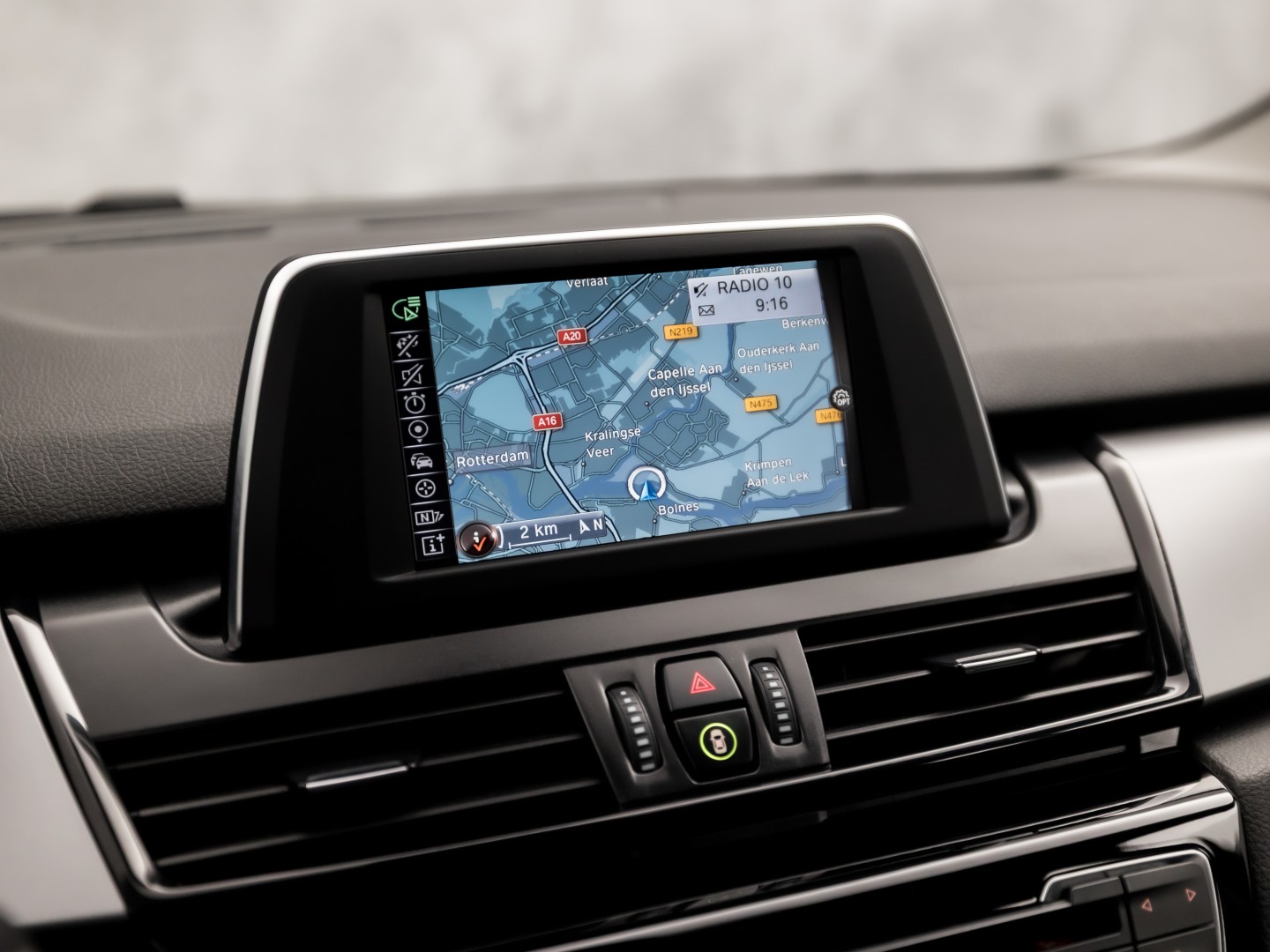 BMW 2 Serie 220i High Executive 7 Persoons 192Pk Automaat (NAVIGATIE, 4 CILINDER, 1e EIGENAAR, CLIMATE, GETINT GLAS, PARKEERSENSOREN, SPORTSTOELEN, CRUISE, NIEUWE APK, NIEUWSTAAT)