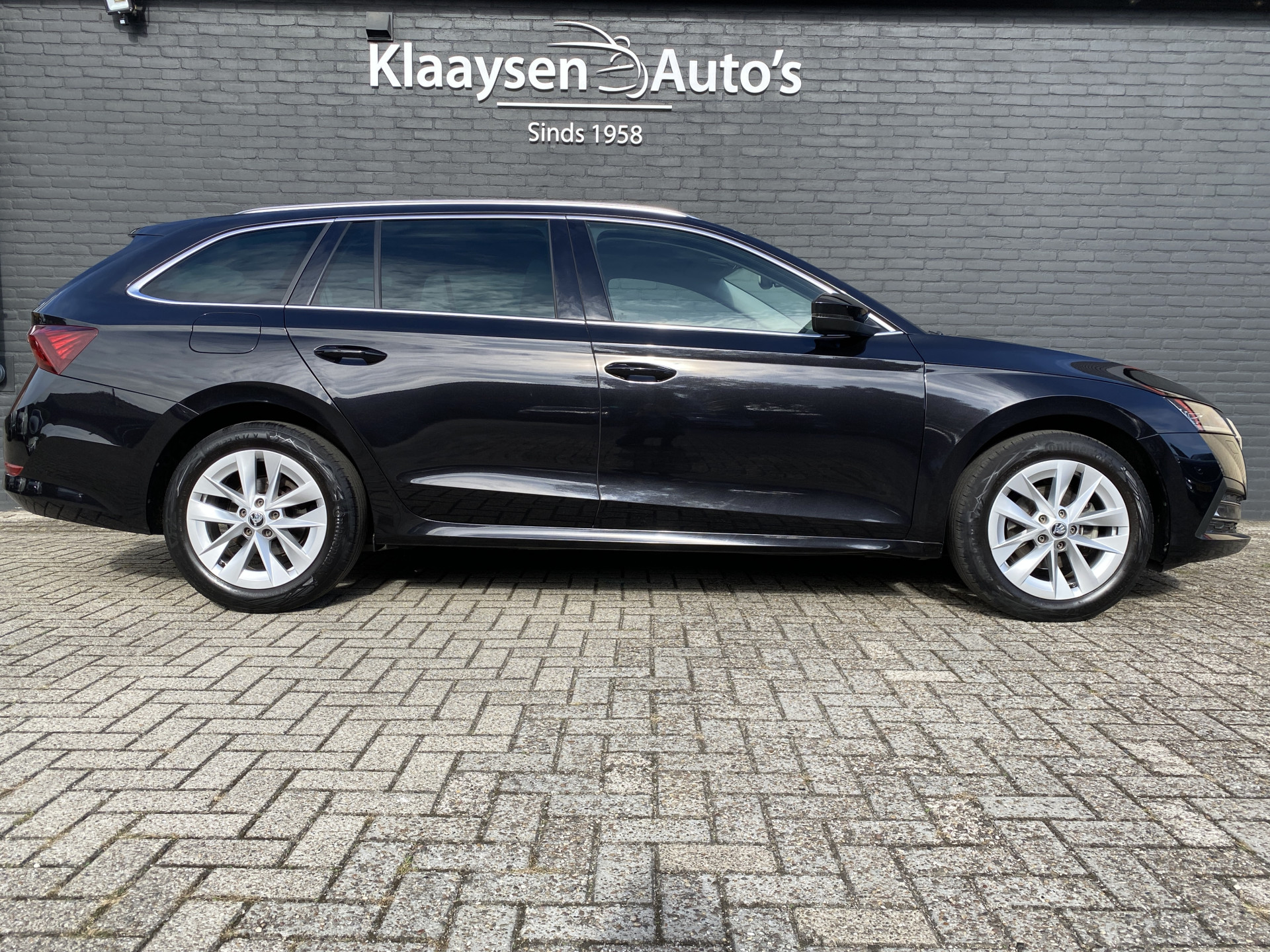 ŠKODA Octavia Combi 1.0 e-TSI Business Edition Plus AUT. | 1e eigenaar | dealer onderh. | navigatie | trekhaak | carplay | adaptieve cruise