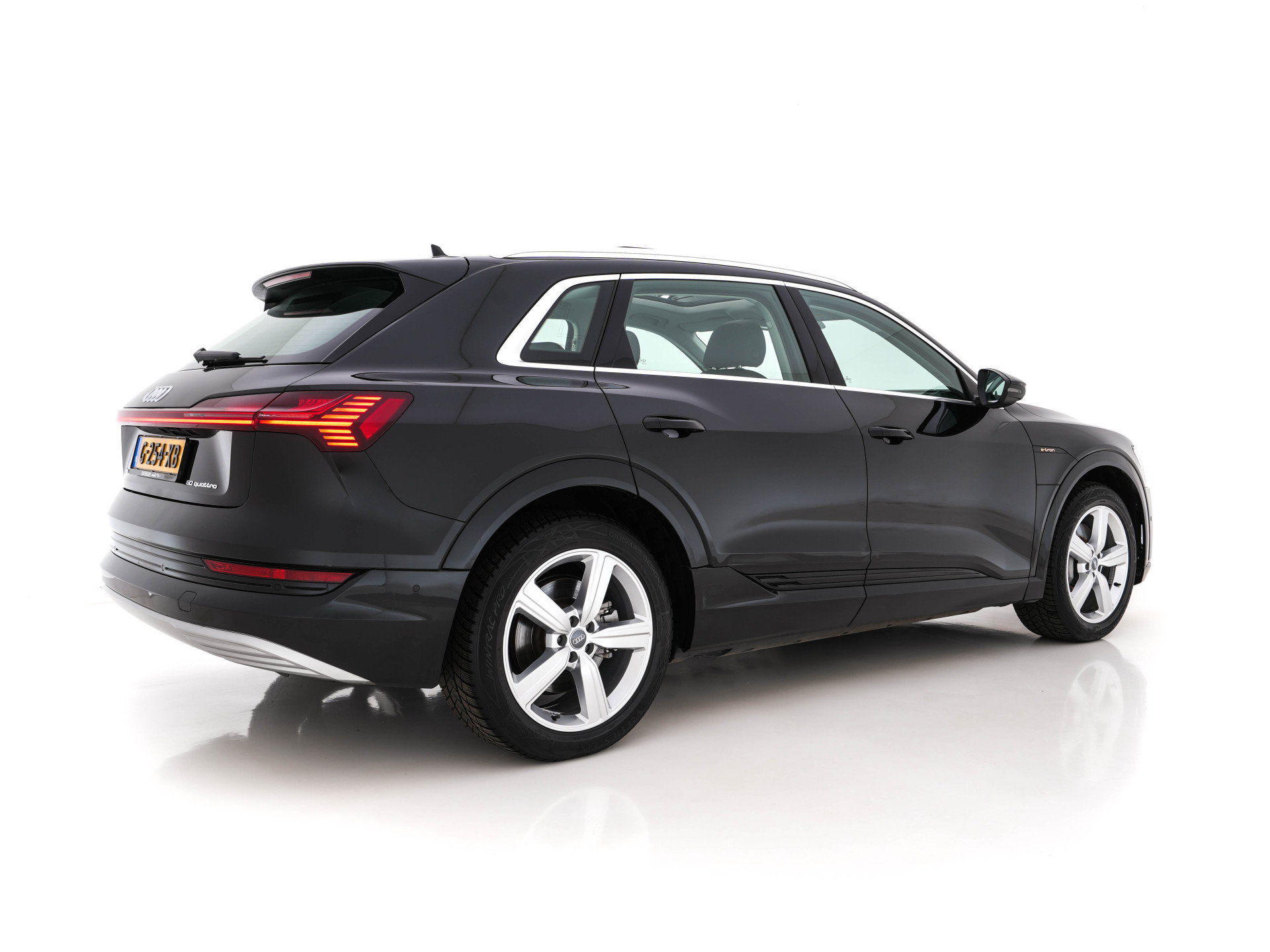 Audi e-tron 50 Quattro Launch-Edition-Plus 71 kWh [ 3-Fase ] {SOH-100%} (INCL-BTW) *PANO | LUXURY-LEATHER | ADAPTIVE-CRUISE | FULL-LED | DIGI-COCKPIT | KEYLESS | MEMORY-PACK | CAMERA | NAVI-FULLMAP | SHIFT-PADDLES | COMFORT-SEATS | 20''ALU*