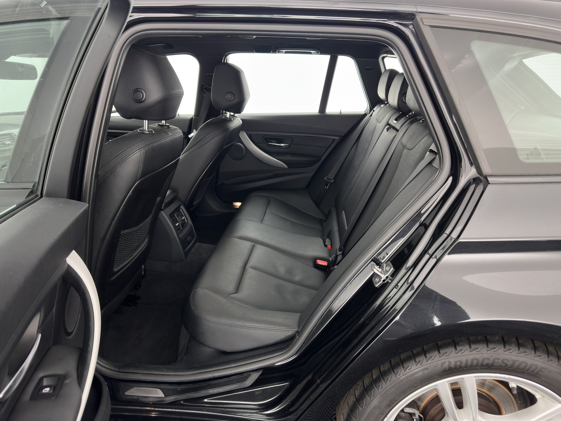 BMW 3-serie Touring 318d High Executive M-Sportpack Aut. *FULL-LEATHER | HEATED-SPORTSEATS | NAVI-FULLMAP | ECC | PDC | CRUISE | 18''ALU*