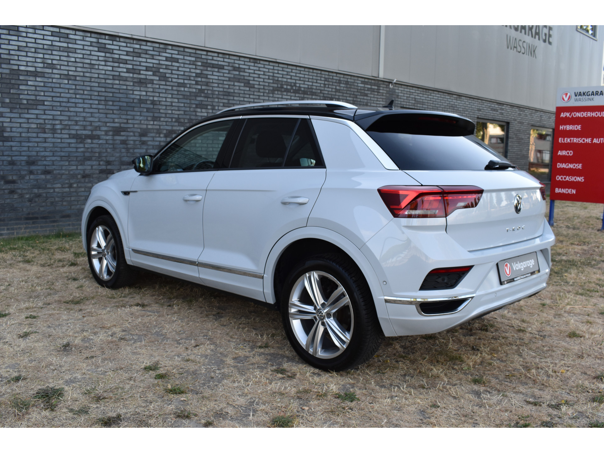 Volkswagen T-Roc 1.5 TSI Sport Business R Carplay Automaat R-line Zwart dak