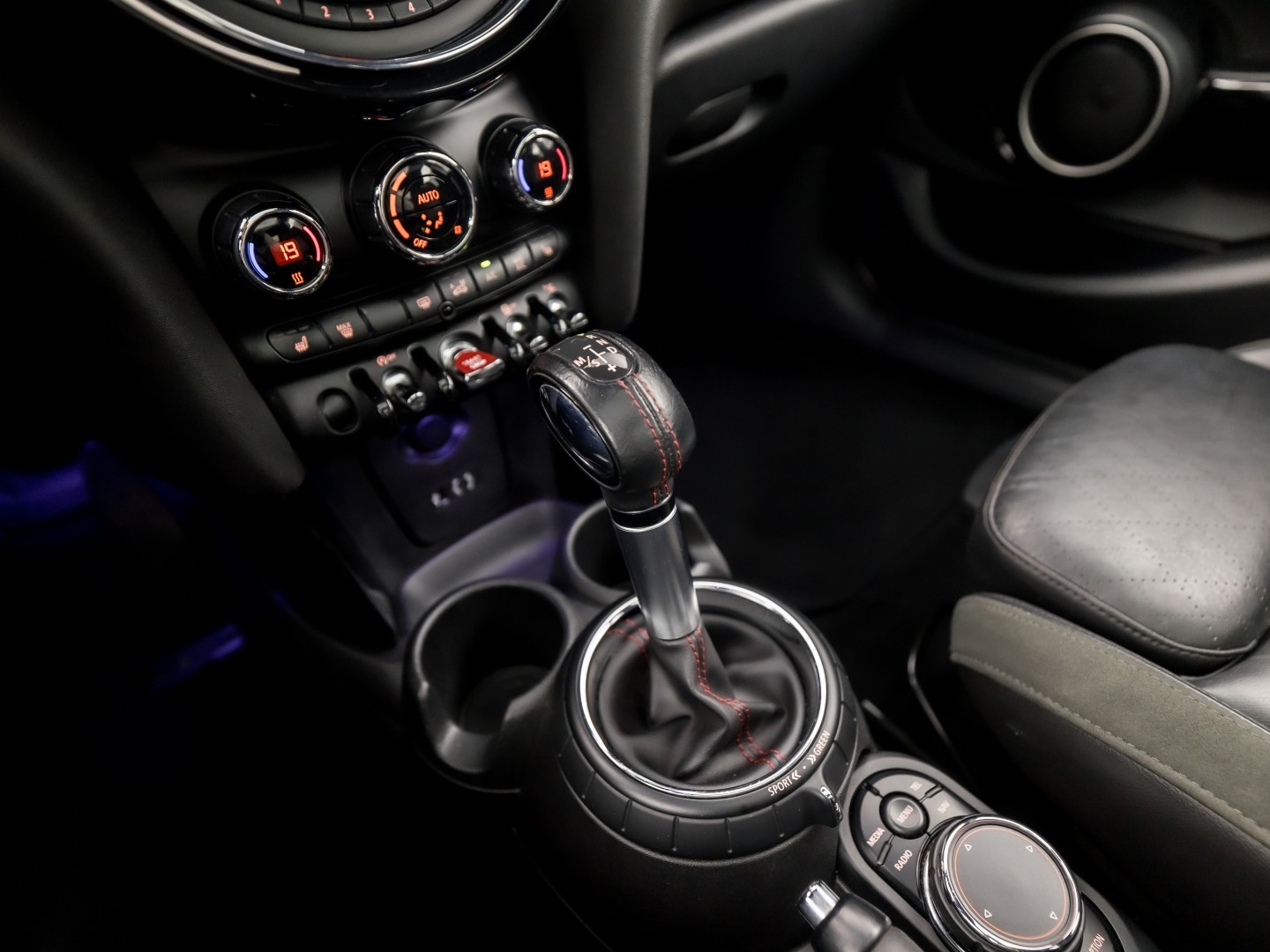 MINI 5-deurs 2.0 Cooper S Chili Edition 192Pk Automaat (PANORAMADAK, GROOT NAVI, HEAD-UP DISPLAY, LEDER, STOELVERWARMING, SPORTSTOELEN, GETINT GLAS, PARKEERSENSOREN, NIEUWSTAAT)