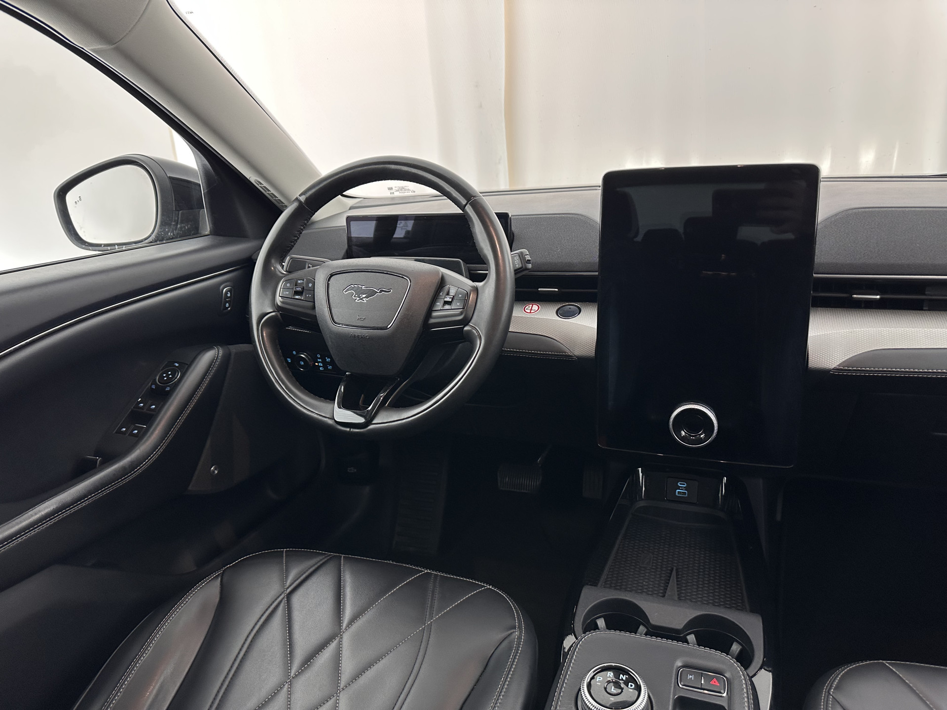 Ford Mustang Mach-E RWD 75 kWh [ 3-Fase-11kW ] {SOH-84%} (INCL-BTW) *LEATHER | FULL-LED | DAB | DIGI-COCKPIT | KEYLESS | NAVI-FULLMAP | CARPLAY | HEATED-COMFORTSEATS | TOPVIEW | ADAPTIVE-CRUISE | PRIVACY-GLASS | 18'' ALU*